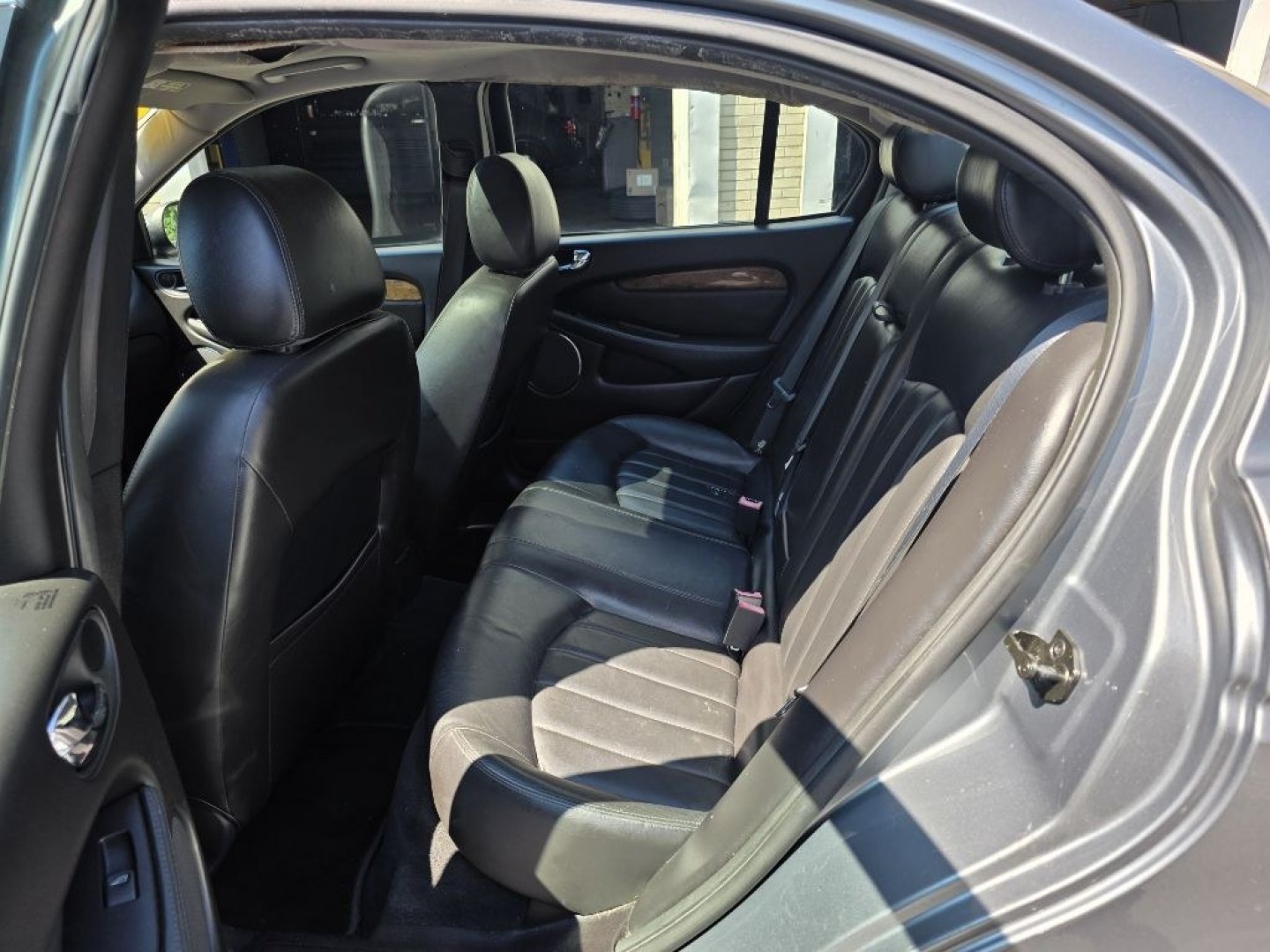 2005 GREY JAGUAR X-TYPE 3.0 (SAJWA51C65W) with an 3.0L engine, Automatic transmission, located at 131 N Cameron st, Harrisburg, PA, 17101, (717) 561-2926, 40.267086, -76.875374 - $1600 CASH DEAL, RUNS AND DRIVES. TRADE IN SPECIAL. INSPECTED TIL 12/26 AS-IS- Photo#11