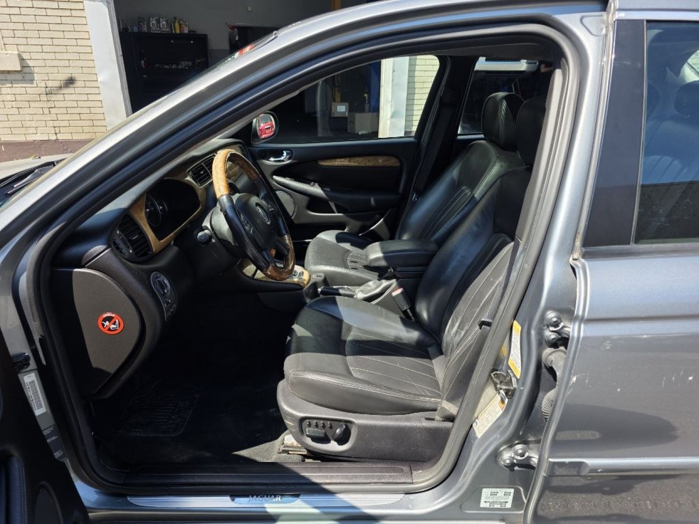2005 GREY JAGUAR X-TYPE 3.0 (SAJWA51C65W) with an 3.0L engine, Automatic transmission, located at 131 N Cameron st, Harrisburg, PA, 17101, (717) 561-2926, 40.267086, -76.875374 - $1600 CASH DEAL, RUNS AND DRIVES. TRADE IN SPECIAL. INSPECTED TIL 12/26 AS-IS- Photo#12