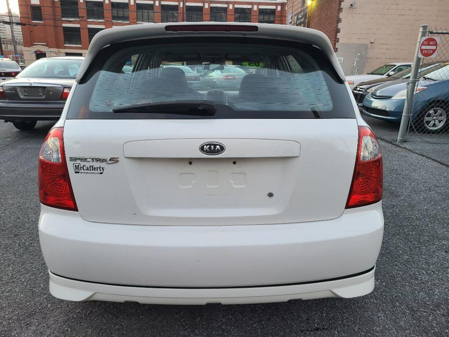 2005 WHITE KIA SPECTRA5 5-DR HB (KNAFE161655) with an 2.0L engine, Automatic transmission, located at 117 North Cameron Street, Harrisburg, PA, 17101, (717) 963-8962, 40.267021, -76.875351 - WE FINANCE!!! Good Credit/ Bad Credit/ No Credit - ALL Trade-Ins Welcomed!!! ***Guaranteed Credit Approval*** APPLY ONLINE or CALL us TODAY ;) Internet Prices and Marketplace Prices are SPECIAL discounted ***CASH DEALS*** Retail Prices are higher. Please call us to discuss your cash and finan - Photo#3