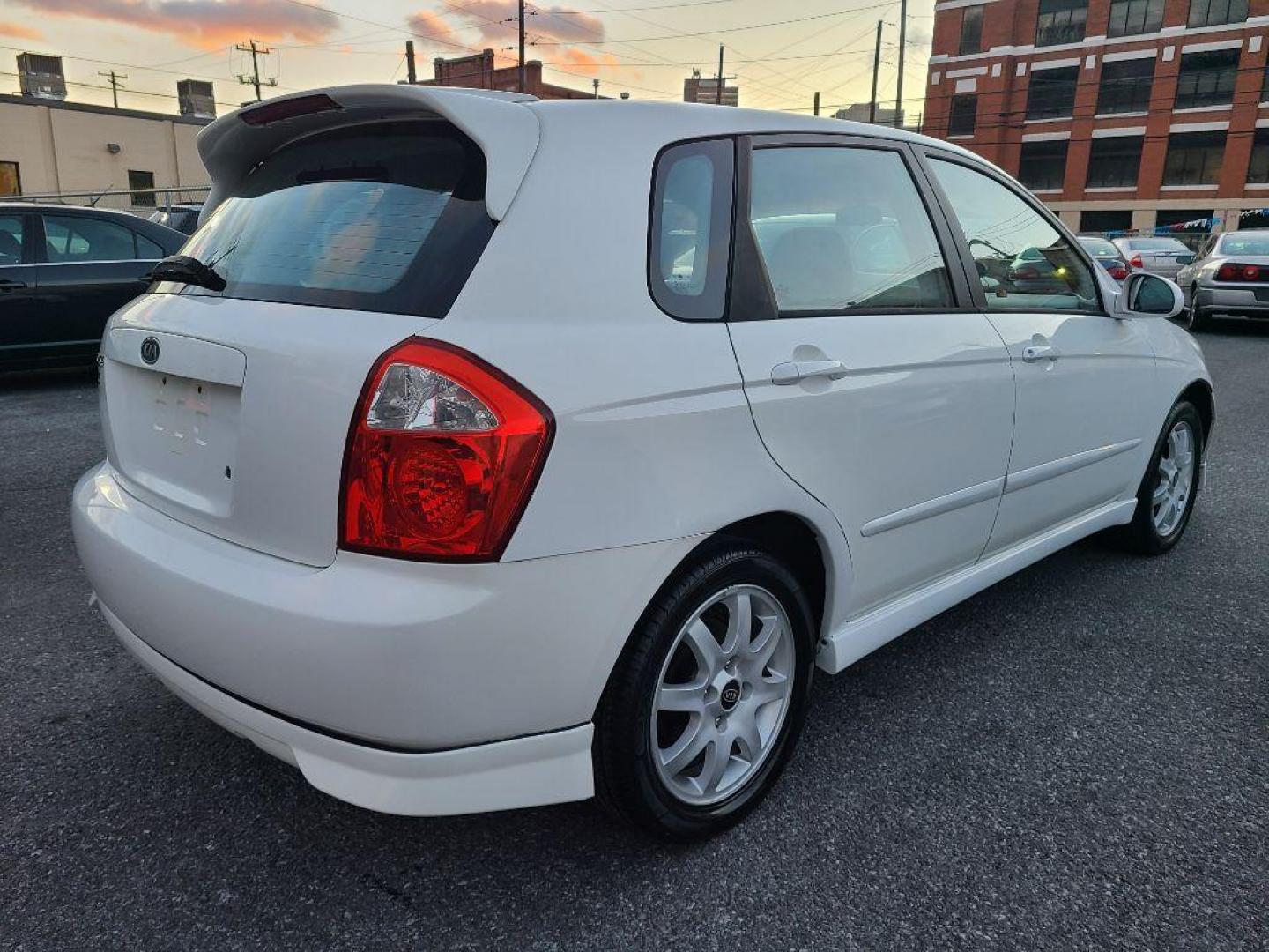 2005 WHITE KIA SPECTRA5 5-DR HB (KNAFE161655) with an 2.0L engine, Automatic transmission, located at 117 North Cameron Street, Harrisburg, PA, 17101, (717) 963-8962, 40.267021, -76.875351 - WE FINANCE!!! Good Credit/ Bad Credit/ No Credit - ALL Trade-Ins Welcomed!!! ***Guaranteed Credit Approval*** APPLY ONLINE or CALL us TODAY ;) Internet Prices and Marketplace Prices are SPECIAL discounted ***CASH DEALS*** Retail Prices are higher. Please call us to discuss your cash and finan - Photo#4