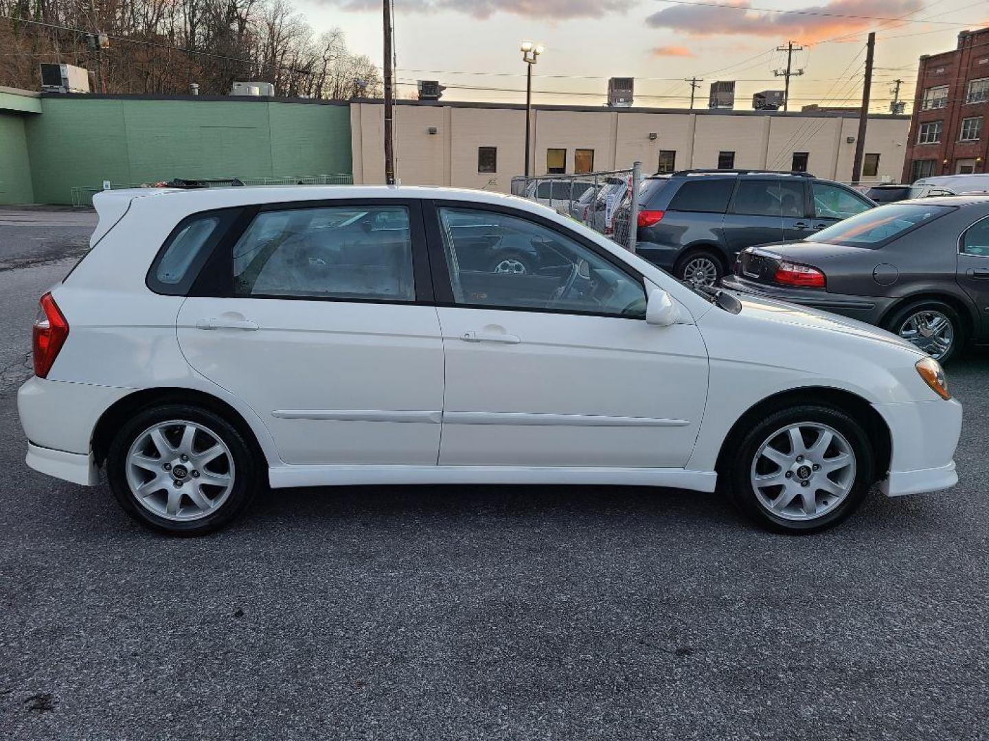 2005 WHITE KIA SPECTRA5 5-DR HB (KNAFE161655) with an 2.0L engine, Automatic transmission, located at 117 North Cameron Street, Harrisburg, PA, 17101, (717) 963-8962, 40.267021, -76.875351 - WE FINANCE!!! Good Credit/ Bad Credit/ No Credit - ALL Trade-Ins Welcomed!!! ***Guaranteed Credit Approval*** APPLY ONLINE or CALL us TODAY ;) Internet Prices and Marketplace Prices are SPECIAL discounted ***CASH DEALS*** Retail Prices are higher. Please call us to discuss your cash and finan - Photo#5