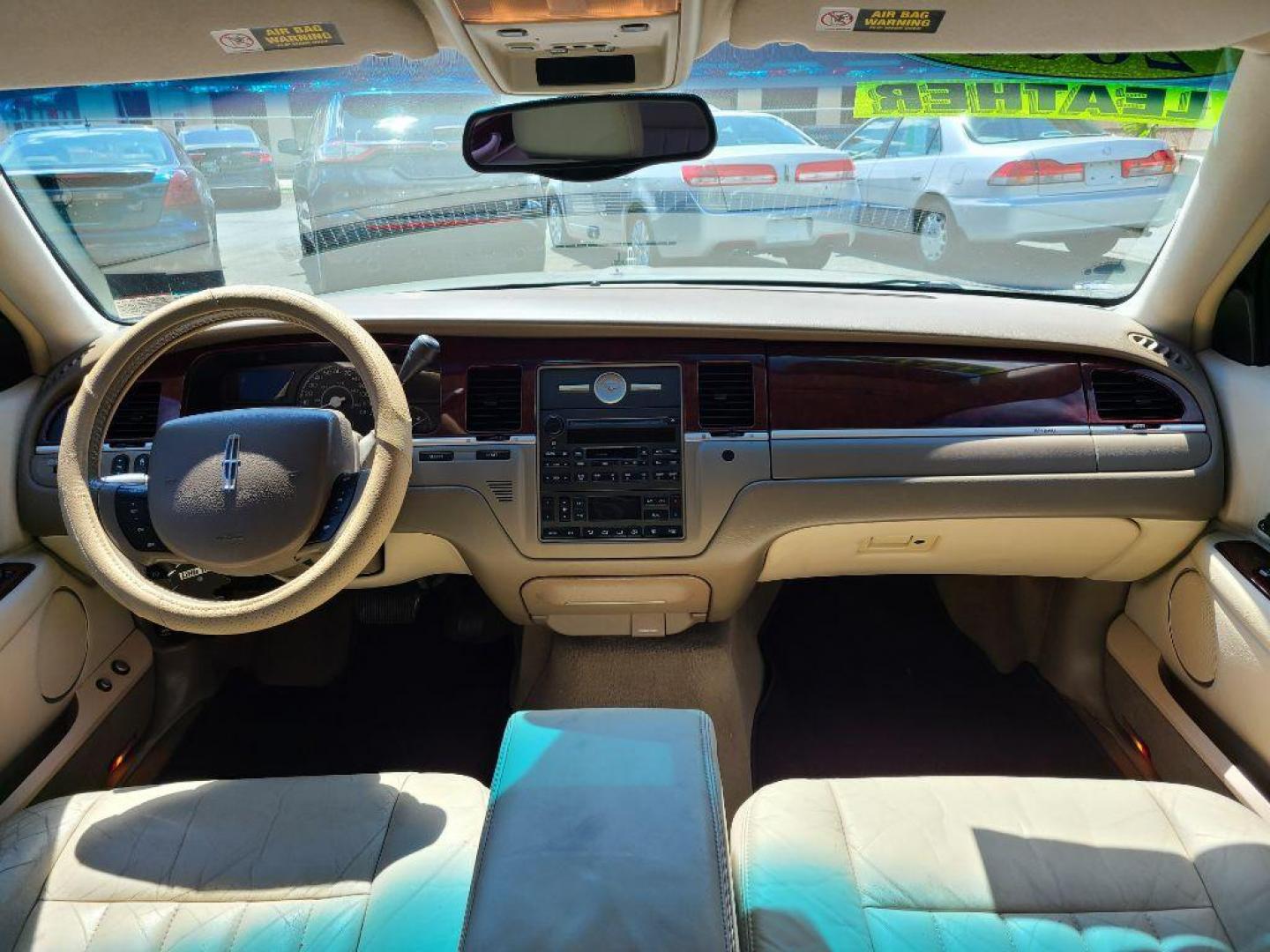 2005 WHITE LINCOLN TOWN CAR SIGNATURE (1LNHM81W65Y) with an 4.6L engine, Automatic transmission, located at 117 North Cameron Street, Harrisburg, PA, 17101, (717) 963-8962, 40.267021, -76.875351 - WE FINANCE!!! Good Credit/ Bad Credit/ No Credit - ALL Trade-Ins Welcomed!!! ***Guaranteed Credit Approval*** APPLY ONLINE or CALL us TODAY ;) Internet Prices and Marketplace Prices are SPECIAL discounted ***CASH DEALS*** Retail Prices are higher. Please call us to discuss your cash and finan - Photo#9