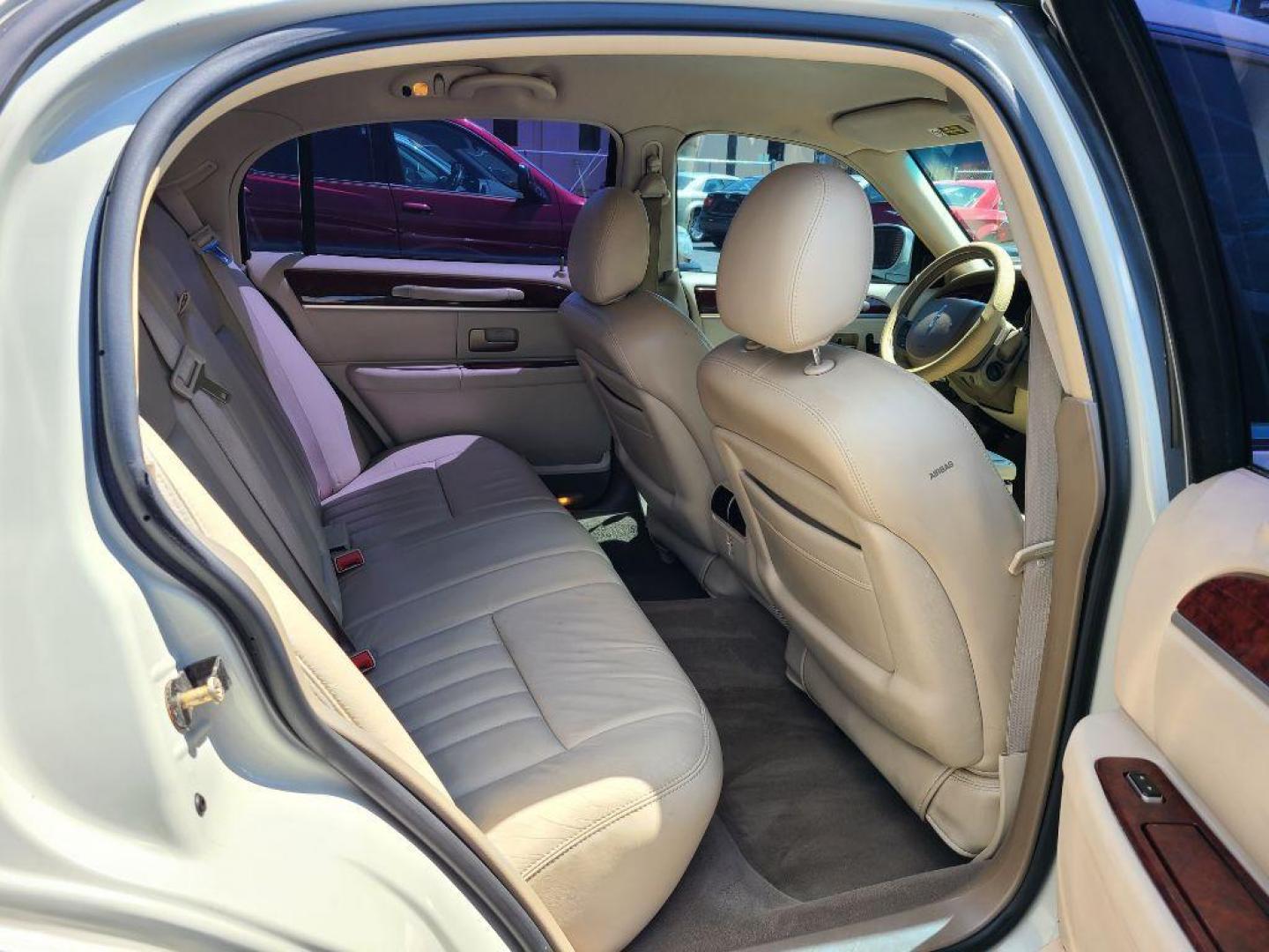 2005 WHITE LINCOLN TOWN CAR SIGNATURE (1LNHM81W65Y) with an 4.6L engine, Automatic transmission, located at 117 North Cameron Street, Harrisburg, PA, 17101, (717) 963-8962, 40.267021, -76.875351 - WE FINANCE!!! Good Credit/ Bad Credit/ No Credit - ALL Trade-Ins Welcomed!!! ***Guaranteed Credit Approval*** APPLY ONLINE or CALL us TODAY ;) Internet Prices and Marketplace Prices are SPECIAL discounted ***CASH DEALS*** Retail Prices are higher. Please call us to discuss your cash and finan - Photo#10