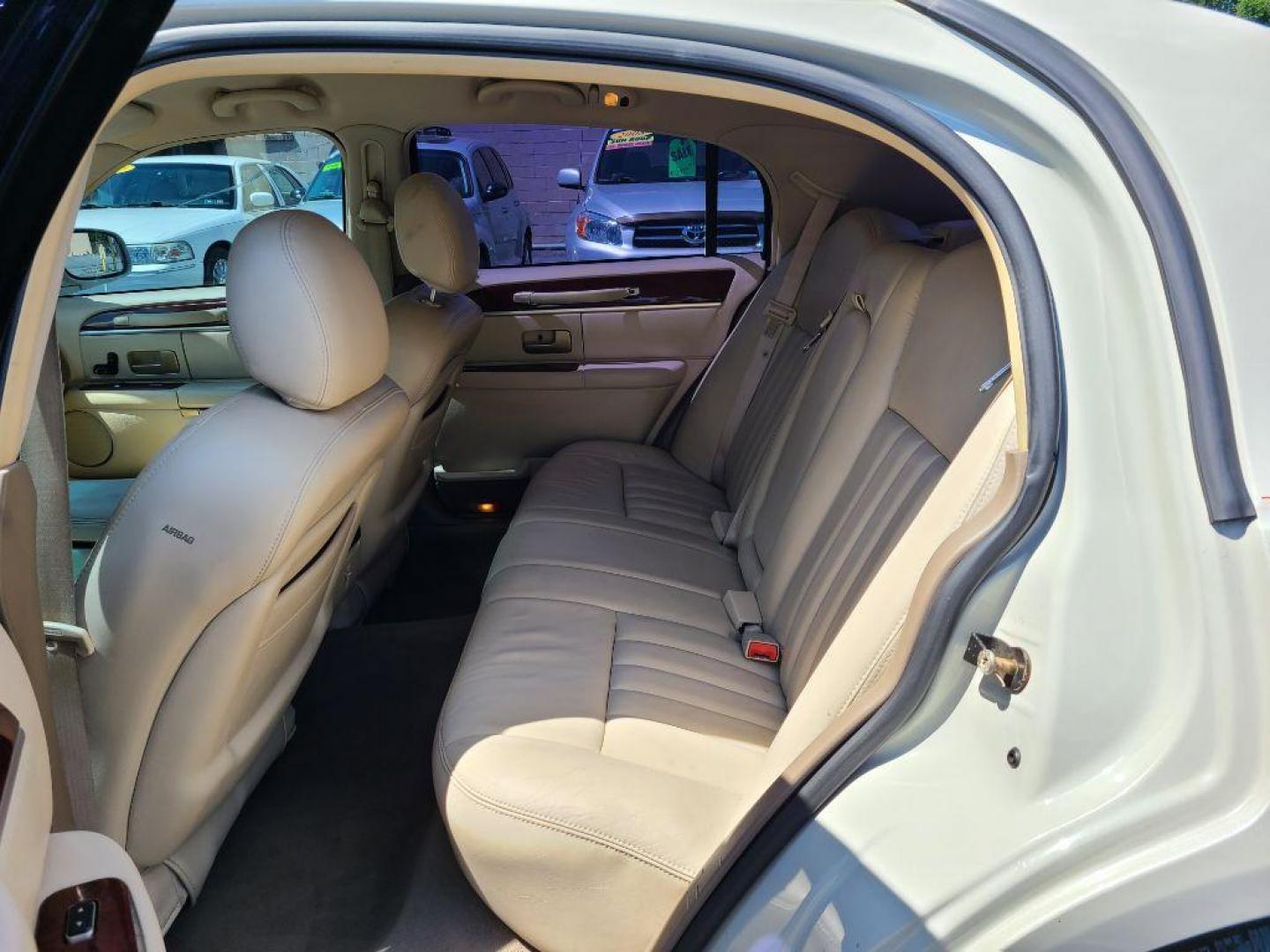 2005 WHITE LINCOLN TOWN CAR SIGNATURE (1LNHM81W65Y) with an 4.6L engine, Automatic transmission, located at 117 North Cameron Street, Harrisburg, PA, 17101, (717) 963-8962, 40.267021, -76.875351 - WE FINANCE!!! Good Credit/ Bad Credit/ No Credit - ALL Trade-Ins Welcomed!!! ***Guaranteed Credit Approval*** APPLY ONLINE or CALL us TODAY ;) Internet Prices and Marketplace Prices are SPECIAL discounted ***CASH DEALS*** Retail Prices are higher. Please call us to discuss your cash and finan - Photo#11