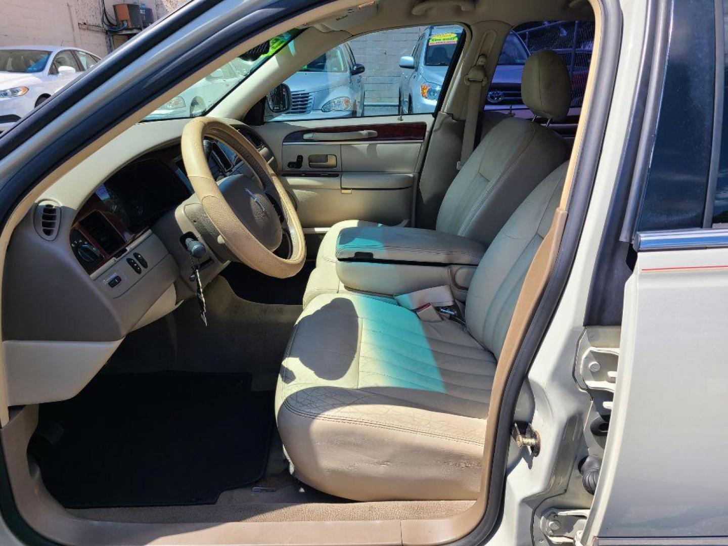2005 WHITE LINCOLN TOWN CAR SIGNATURE (1LNHM81W65Y) with an 4.6L engine, Automatic transmission, located at 117 North Cameron Street, Harrisburg, PA, 17101, (717) 963-8962, 40.267021, -76.875351 - WE FINANCE!!! Good Credit/ Bad Credit/ No Credit - ALL Trade-Ins Welcomed!!! ***Guaranteed Credit Approval*** APPLY ONLINE or CALL us TODAY ;) Internet Prices and Marketplace Prices are SPECIAL discounted ***CASH DEALS*** Retail Prices are higher. Please call us to discuss your cash and finan - Photo#12