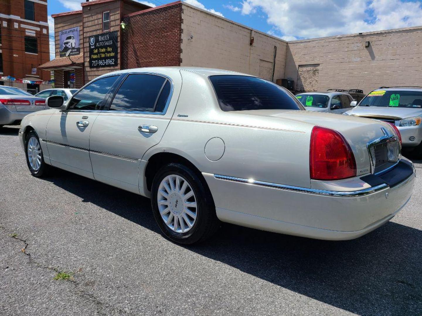 2005 WHITE LINCOLN TOWN CAR SIGNATURE (1LNHM81W65Y) with an 4.6L engine, Automatic transmission, located at 117 North Cameron Street, Harrisburg, PA, 17101, (717) 963-8962, 40.267021, -76.875351 - WE FINANCE!!! Good Credit/ Bad Credit/ No Credit - ALL Trade-Ins Welcomed!!! ***Guaranteed Credit Approval*** APPLY ONLINE or CALL us TODAY ;) Internet Prices and Marketplace Prices are SPECIAL discounted ***CASH DEALS*** Retail Prices are higher. Please call us to discuss your cash and finan - Photo#2
