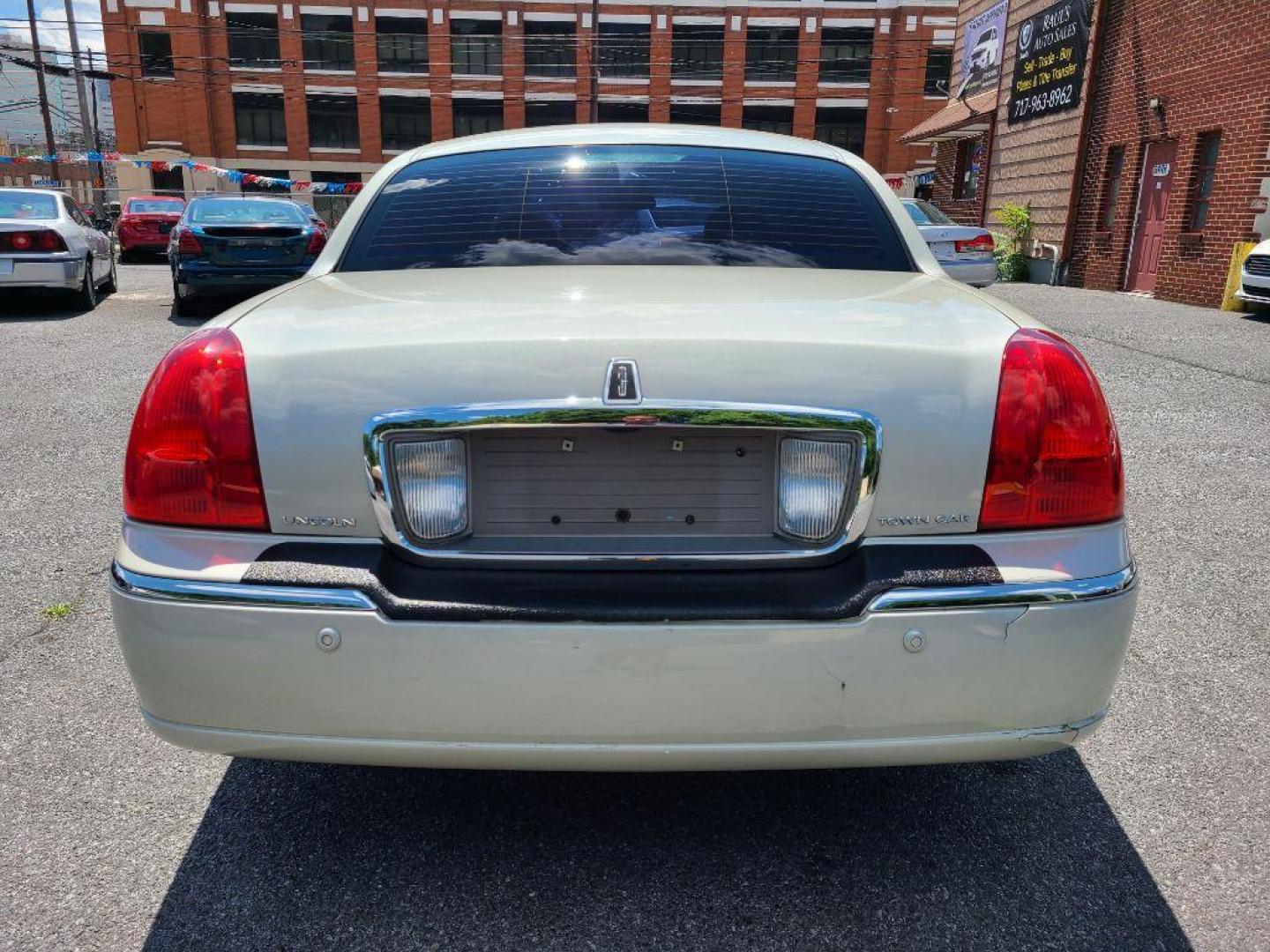 2005 WHITE LINCOLN TOWN CAR SIGNATURE (1LNHM81W65Y) with an 4.6L engine, Automatic transmission, located at 117 North Cameron Street, Harrisburg, PA, 17101, (717) 963-8962, 40.267021, -76.875351 - WE FINANCE!!! Good Credit/ Bad Credit/ No Credit - ALL Trade-Ins Welcomed!!! ***Guaranteed Credit Approval*** APPLY ONLINE or CALL us TODAY ;) Internet Prices and Marketplace Prices are SPECIAL discounted ***CASH DEALS*** Retail Prices are higher. Please call us to discuss your cash and finan - Photo#3