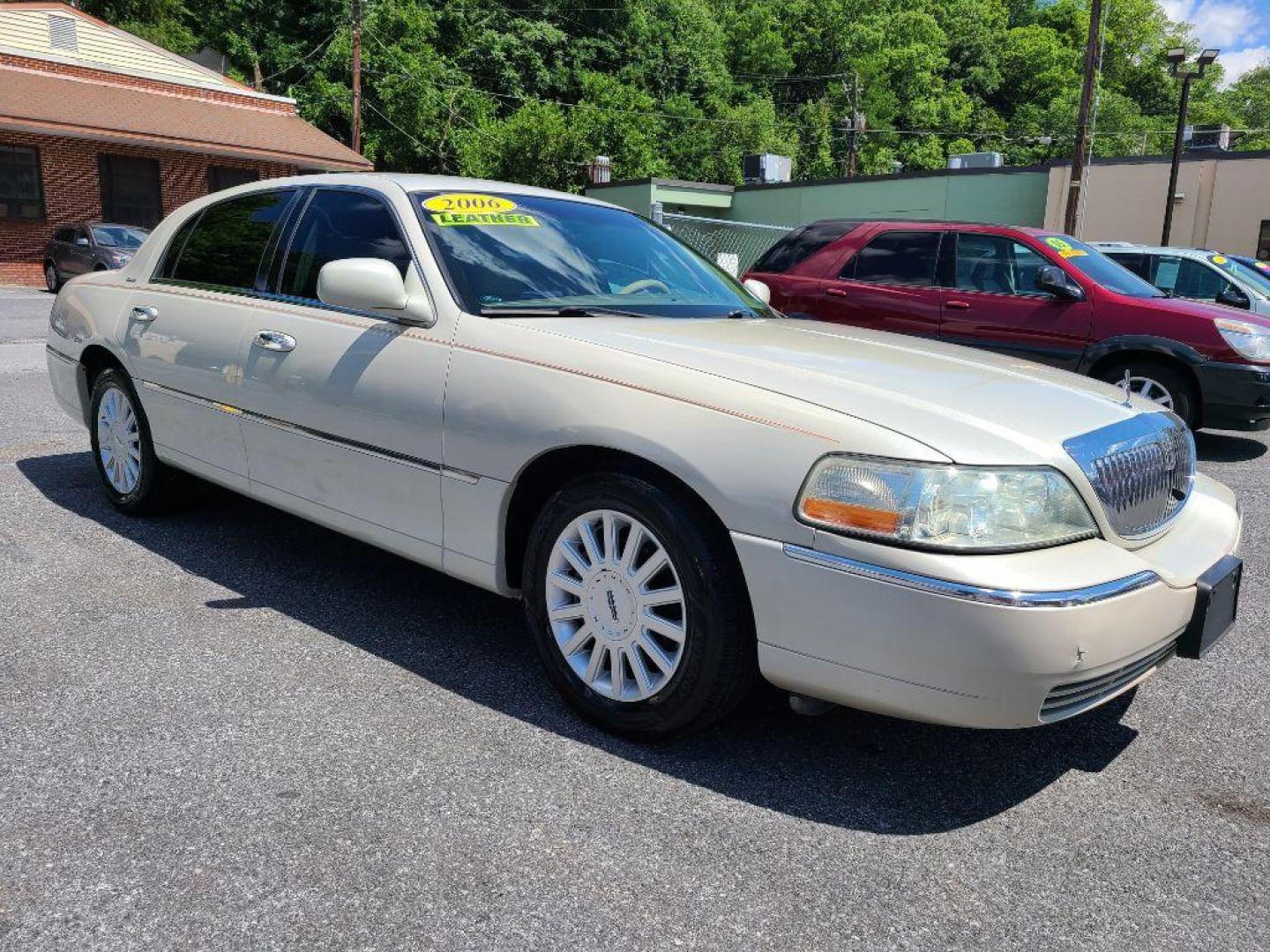 2005 WHITE LINCOLN TOWN CAR SIGNATURE (1LNHM81W65Y) with an 4.6L engine, Automatic transmission, located at 117 North Cameron Street, Harrisburg, PA, 17101, (717) 963-8962, 40.267021, -76.875351 - WE FINANCE!!! Good Credit/ Bad Credit/ No Credit - ALL Trade-Ins Welcomed!!! ***Guaranteed Credit Approval*** APPLY ONLINE or CALL us TODAY ;) Internet Prices and Marketplace Prices are SPECIAL discounted ***CASH DEALS*** Retail Prices are higher. Please call us to discuss your cash and finan - Photo#6