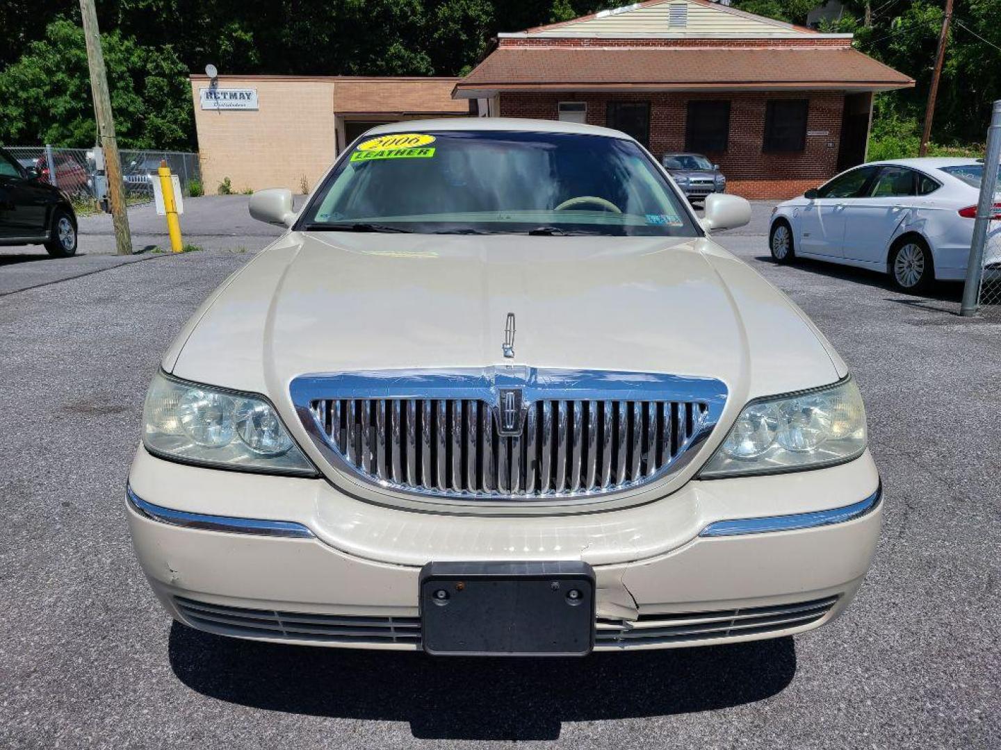 2005 WHITE LINCOLN TOWN CAR SIGNATURE (1LNHM81W65Y) with an 4.6L engine, Automatic transmission, located at 117 North Cameron Street, Harrisburg, PA, 17101, (717) 963-8962, 40.267021, -76.875351 - WE FINANCE!!! Good Credit/ Bad Credit/ No Credit - ALL Trade-Ins Welcomed!!! ***Guaranteed Credit Approval*** APPLY ONLINE or CALL us TODAY ;) Internet Prices and Marketplace Prices are SPECIAL discounted ***CASH DEALS*** Retail Prices are higher. Please call us to discuss your cash and finan - Photo#7