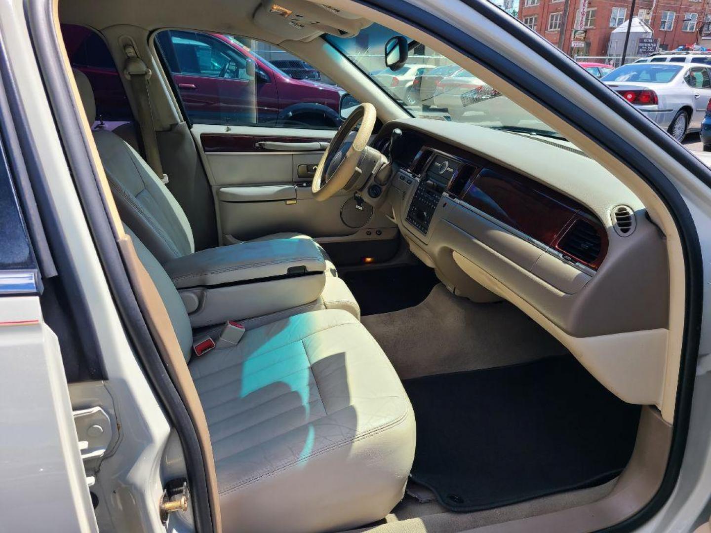 2005 WHITE LINCOLN TOWN CAR SIGNATURE (1LNHM81W65Y) with an 4.6L engine, Automatic transmission, located at 117 North Cameron Street, Harrisburg, PA, 17101, (717) 963-8962, 40.267021, -76.875351 - WE FINANCE!!! Good Credit/ Bad Credit/ No Credit - ALL Trade-Ins Welcomed!!! ***Guaranteed Credit Approval*** APPLY ONLINE or CALL us TODAY ;) Internet Prices and Marketplace Prices are SPECIAL discounted ***CASH DEALS*** Retail Prices are higher. Please call us to discuss your cash and finan - Photo#8