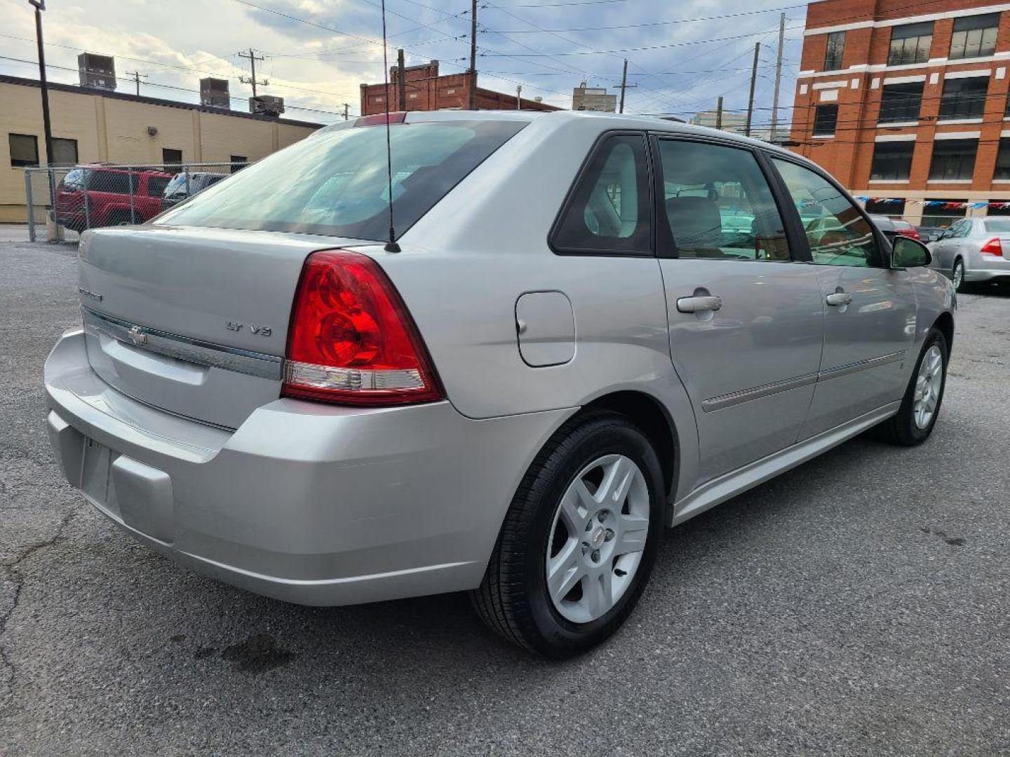 2006 SILVER CHEVROLET MALIBU MAXX LT (1G1ZT61836F) with an 3.5L engine, Automatic transmission, located at 117 North Cameron Street, Harrisburg, PA, 17101, (717) 963-8962, 40.267021, -76.875351 - Photo#3