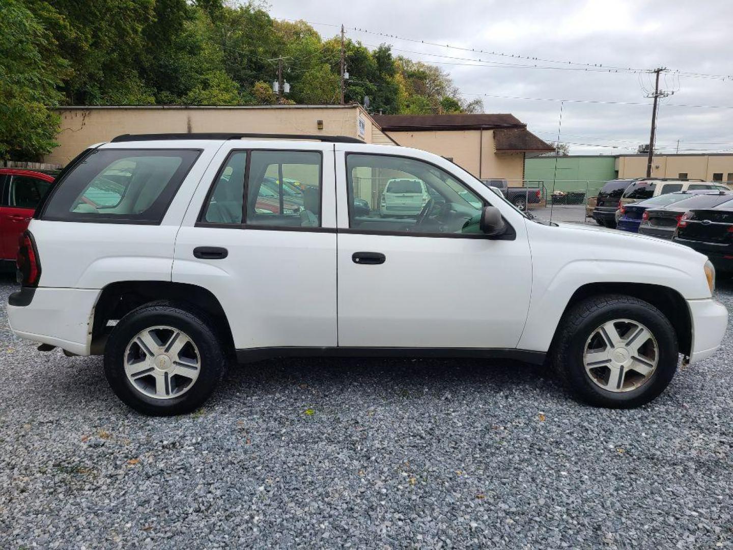 2006 WHITE CHEVROLET TRAILBLAZER LS (1GNDT13S162) with an 4.2L engine, Automatic transmission, located at 117 North Cameron Street, Harrisburg, PA, 17101, (717) 963-8962, 40.267021, -76.875351 - WE FINANCE!!! Good Credit/ Bad Credit/ No Credit - ALL Trade-Ins Welcomed!!! ***Guaranteed Credit Approval*** APPLY ONLINE or CALL us TODAY ;) Please call us to discuss your cash and financing options. - Photo#5