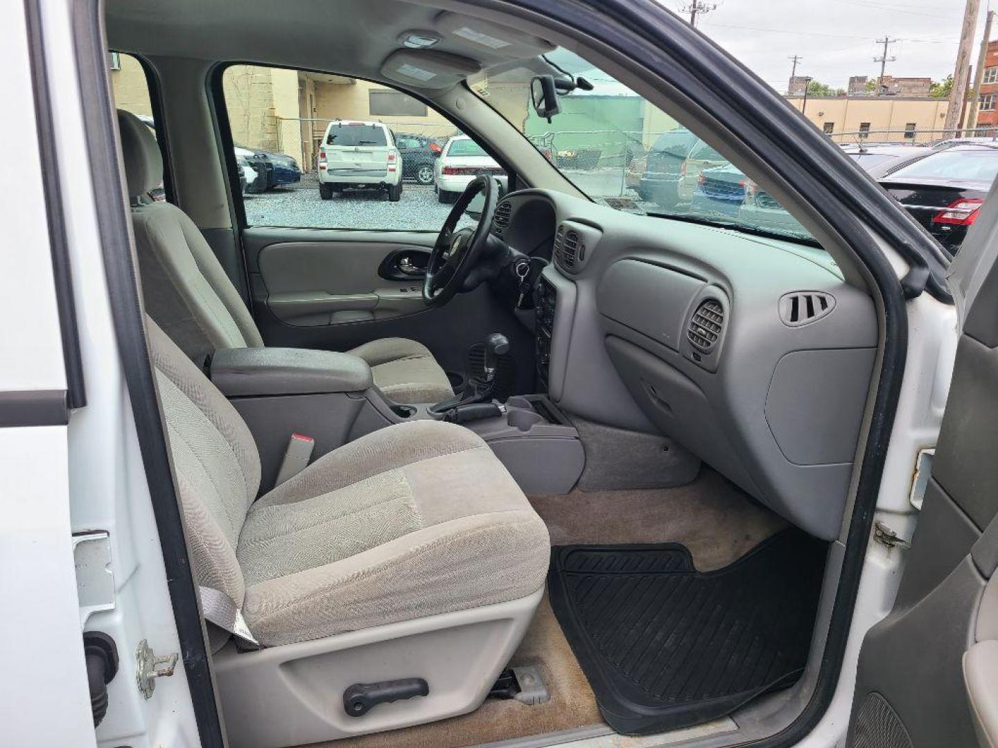 2006 WHITE CHEVROLET TRAILBLAZER LS (1GNDT13S162) with an 4.2L engine, Automatic transmission, located at 117 North Cameron Street, Harrisburg, PA, 17101, (717) 963-8962, 40.267021, -76.875351 - WE FINANCE!!! Good Credit/ Bad Credit/ No Credit - ALL Trade-Ins Welcomed!!! ***Guaranteed Credit Approval*** APPLY ONLINE or CALL us TODAY ;) Please call us to discuss your cash and financing options. - Photo#8