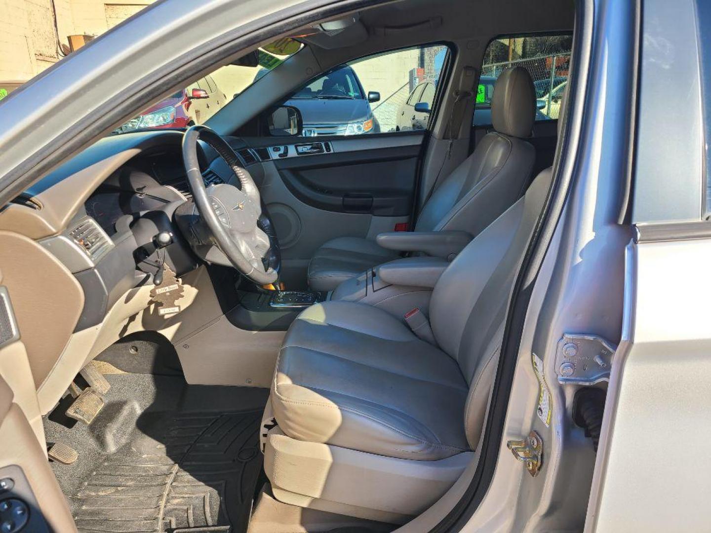 2006 SILVER CHRYSLER PACIFICA WAGON (2A8GF48456R) with an 3.5L engine, Automatic transmission, located at 117 North Cameron Street, Harrisburg, PA, 17101, (717) 963-8962, 40.267021, -76.875351 - WE FINANCE!!! Good Credit/ Bad Credit/ No Credit - ALL Trade-Ins Welcomed!!! ***Guaranteed Credit Approval*** APPLY ONLINE or CALL us TODAY ;) Internet Prices and Marketplace Prices are SPECIAL discounted ***CASH DEALS*** Retail Prices are higher. Please call us to discuss your cash and finan - Photo#13