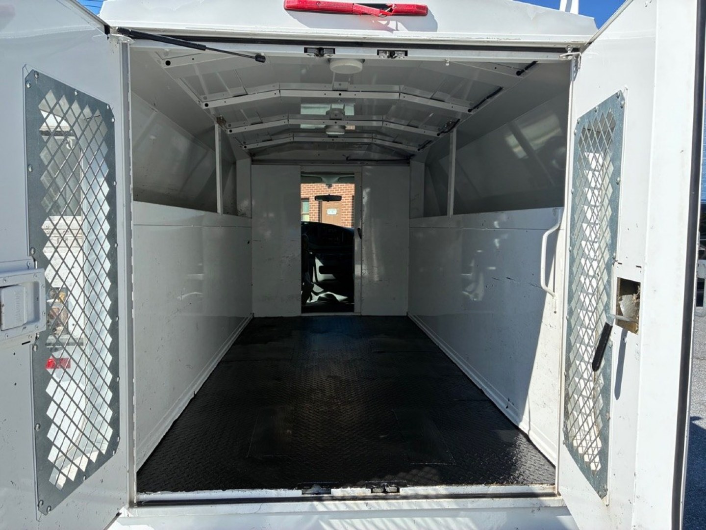 2006 WHITE FORD ECONOLINE E350 SUPER DUTY CUTAWAY VAN (1FDSE35L16D) with an 5.4L engine, Automatic transmission, located at 131 N Cameron st, Harrisburg, PA, 17101, (717) 561-2926, 40.267086, -76.875374 - Anti-Lock Brakes Auxiliary Pwr Outlet Cylinders (8) Driver Air Bag Intermittent Wipers Power Brakes Power Steering Rear View Mirror Seat Trim ((2)Leather) Tilt Steering Wheel Transmission (1) Automatic Transmission WE FINANCE!!! MOST vehicles are available for financing.- Photo#11