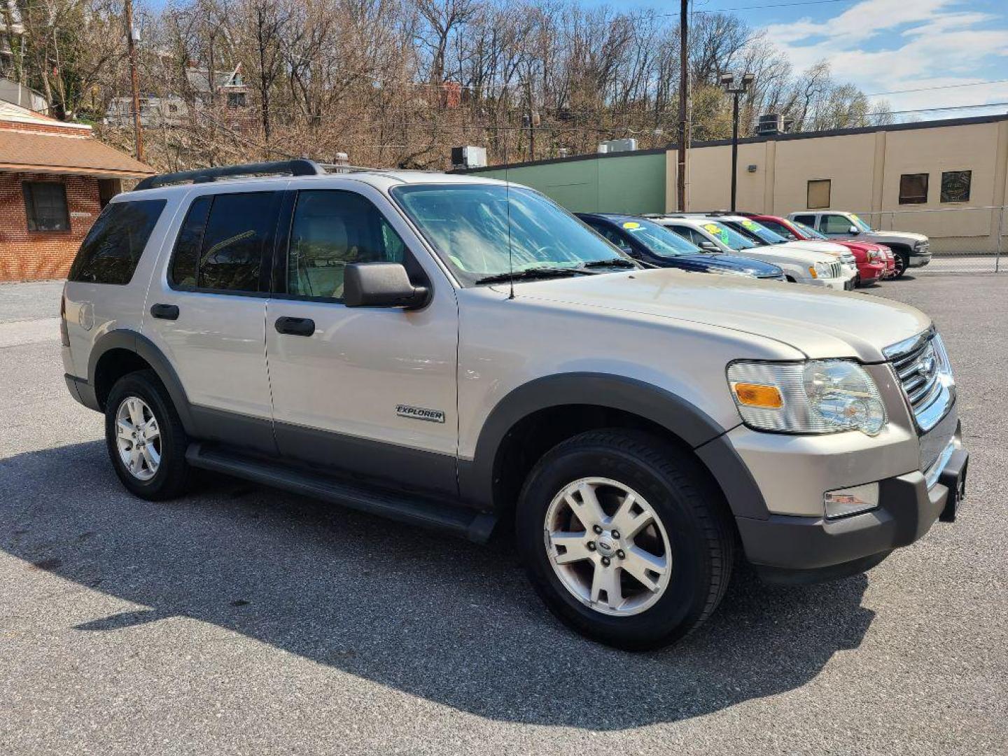 2006 SILVER FORD EXPLORER XLT (1FMEU73E46Z) with an 4.0L engine, Automatic transmission, located at 117 North Cameron Street, Harrisburg, PA, 17101, (717) 963-8962, 40.267021, -76.875351 - Photo#3