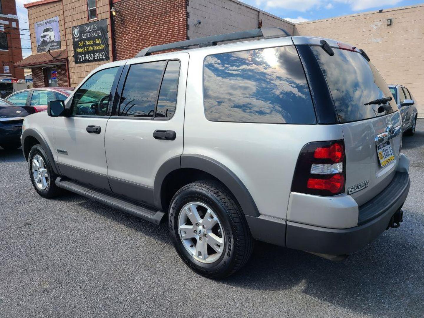 2006 SILVER FORD EXPLORER XLT (1FMEU73E46Z) with an 4.0L engine, Automatic transmission, located at 117 North Cameron Street, Harrisburg, PA, 17101, (717) 963-8962, 40.267021, -76.875351 - Photo#4