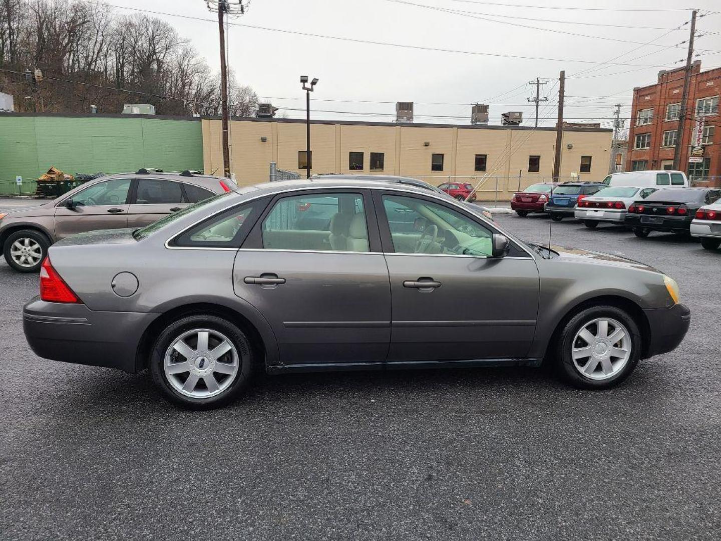 2006 SILVER FORD FIVE HUNDRED SE (1FAHP23126G) with an 3.0L engine, Continuously Variable transmission, located at 117 North Cameron Street, Harrisburg, PA, 17101, (717) 963-8962, 40.267021, -76.875351 - WE FINANCE!!! Good Credit/ Bad Credit/ No Credit - ALL Trade-Ins Welcomed!!! ***Guaranteed Credit Approval*** APPLY ONLINE or CALL us TODAY ;) Internet Prices and Marketplace Prices are SPECIAL discounted ***CASH DEALS*** Retail Prices are higher. Please call us to discuss your cash and finan - Photo#5