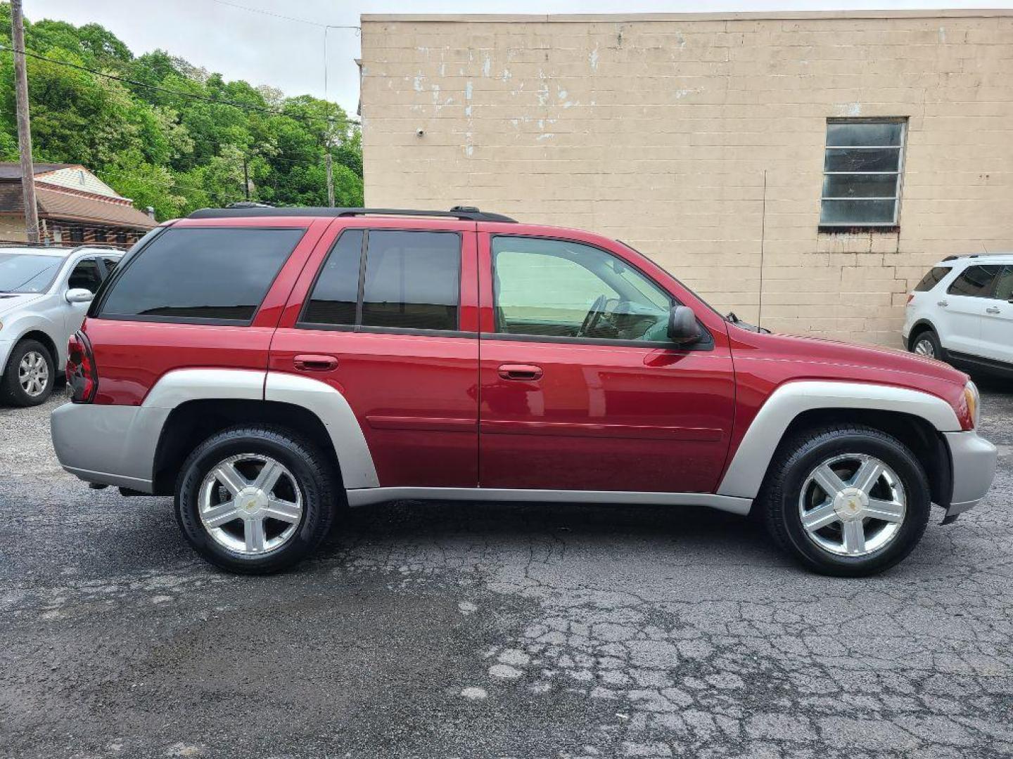 2007 RED CHEVROLET TRAILBLAZER LT (1GNDT13S872) with an 4.2L engine, Automatic transmission, located at 117 North Cameron Street, Harrisburg, PA, 17101, (717) 963-8962, 40.267021, -76.875351 - WE FINANCE!!! Good Credit/ Bad Credit/ No Credit - ALL Trade-Ins Welcomed!!! ***Guaranteed Credit Approval*** APPLY ONLINE or CALL us TODAY ;) Internet Prices and Marketplace Prices are SPECIAL discounted ***CASH DEALS*** Retail Prices are higher. Please call us to discuss your cash and finan - Photo#5