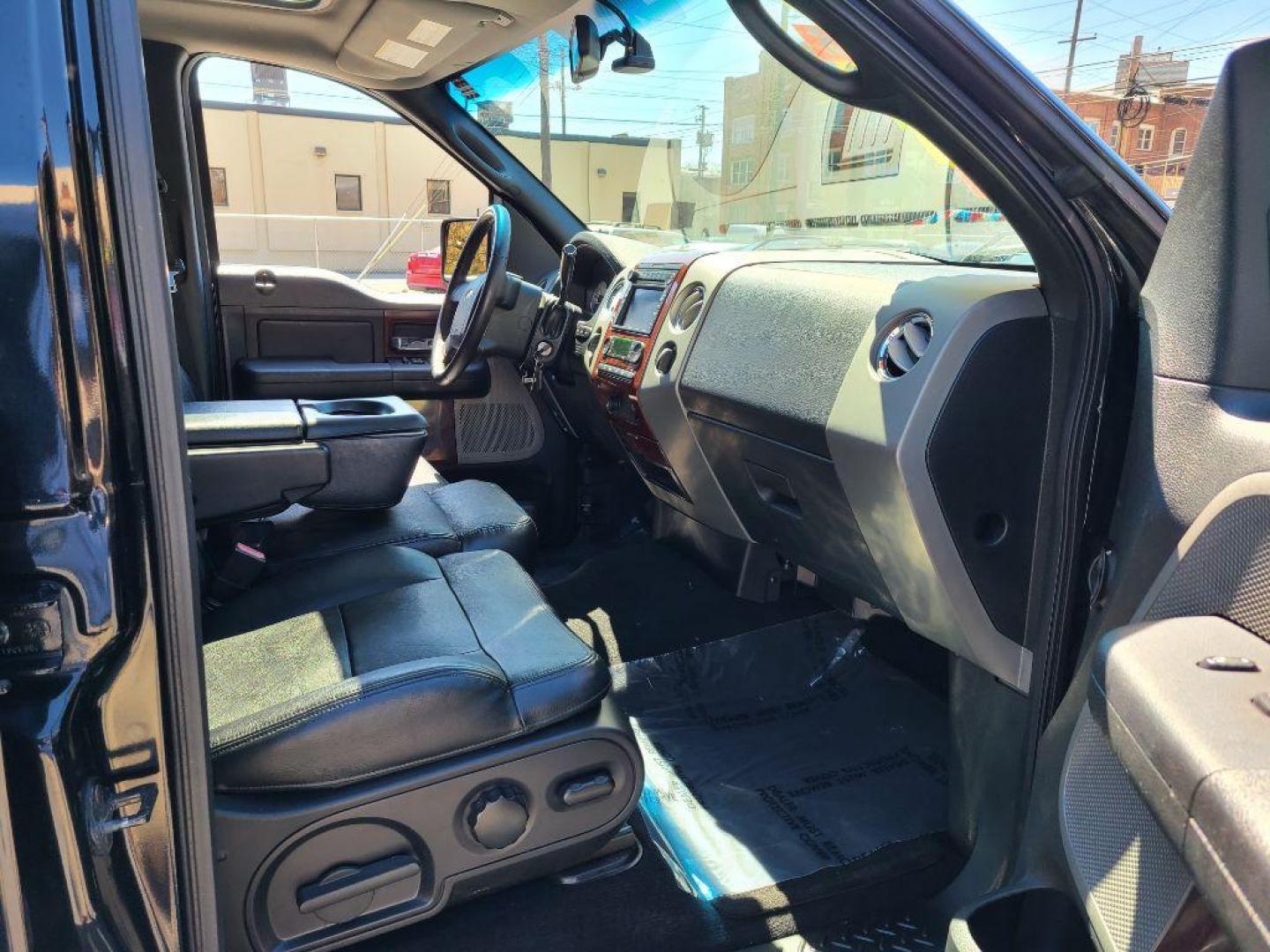 2007 BLACK FORD F150 LARIAT SUPERCREW (1FTPW14V97F) with an 5.4L engine, Automatic transmission, located at 117 North Cameron Street, Harrisburg, PA, 17101, (717) 963-8962, 40.267021, -76.875351 - WE FINANCE!!! Good Credit/ Bad Credit/ No Credit - ALL Trade-Ins Welcomed!!! ***Guaranteed Credit Approval*** APPLY ONLINE or CALL us TODAY ;) Internet Prices and Marketplace Prices are SPECIAL discounted ***CASH DEALS*** Retail Prices are higher. Please call us to discuss your cash and finan - Photo#9