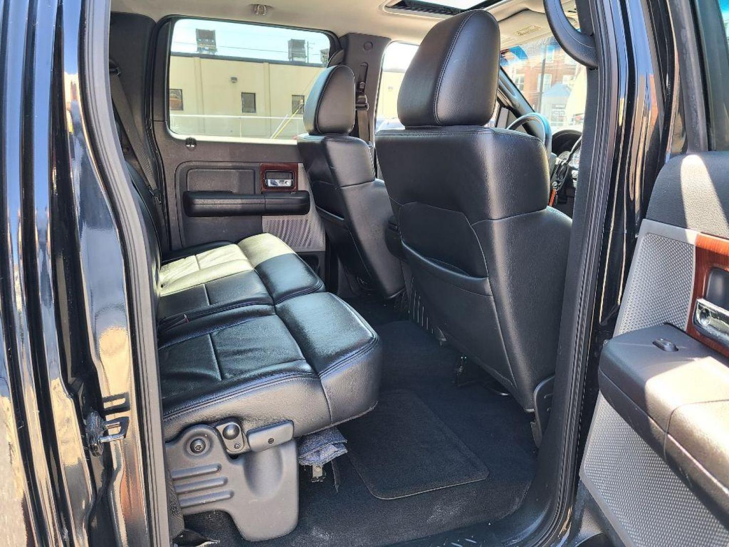 2007 BLACK FORD F150 LARIAT SUPERCREW (1FTPW14V97F) with an 5.4L engine, Automatic transmission, located at 117 North Cameron Street, Harrisburg, PA, 17101, (717) 963-8962, 40.267021, -76.875351 - WE FINANCE!!! Good Credit/ Bad Credit/ No Credit - ALL Trade-Ins Welcomed!!! ***Guaranteed Credit Approval*** APPLY ONLINE or CALL us TODAY ;) Internet Prices and Marketplace Prices are SPECIAL discounted ***CASH DEALS*** Retail Prices are higher. Please call us to discuss your cash and finan - Photo#13