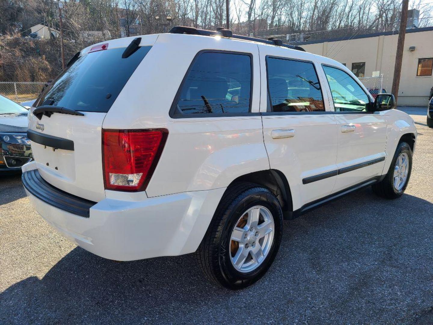 2007 WHITE JEEP GRAND CHEROKEE LAREDO (1J8GR48K37C) with an 3.7L engine, Automatic transmission, located at 117 North Cameron Street, Harrisburg, PA, 17101, (717) 963-8962, 40.267021, -76.875351 - WE FINANCE!!! Good Credit/ Bad Credit/ No Credit - ALL Trade-Ins Welcomed!!! ***Guaranteed Credit Approval*** APPLY ONLINE or CALL us TODAY ;) Internet Prices and Marketplace Prices are SPECIAL discounted ***CASH DEALS*** Retail Prices are higher. Please call us to discuss your cash and finan - Photo#15