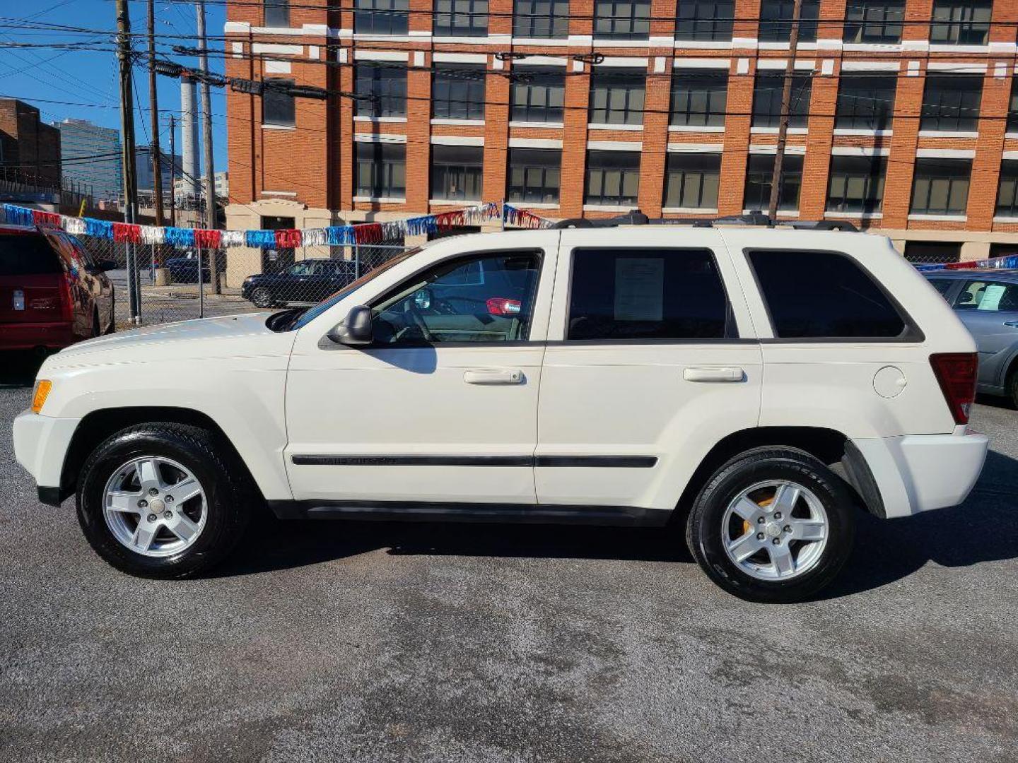 2007 WHITE JEEP GRAND CHEROKEE LAREDO (1J8GR48K37C) with an 3.7L engine, Automatic transmission, located at 117 North Cameron Street, Harrisburg, PA, 17101, (717) 963-8962, 40.267021, -76.875351 - WE FINANCE!!! Good Credit/ Bad Credit/ No Credit - ALL Trade-Ins Welcomed!!! ***Guaranteed Credit Approval*** APPLY ONLINE or CALL us TODAY ;) Internet Prices and Marketplace Prices are SPECIAL discounted ***CASH DEALS*** Retail Prices are higher. Please call us to discuss your cash and finan - Photo#17