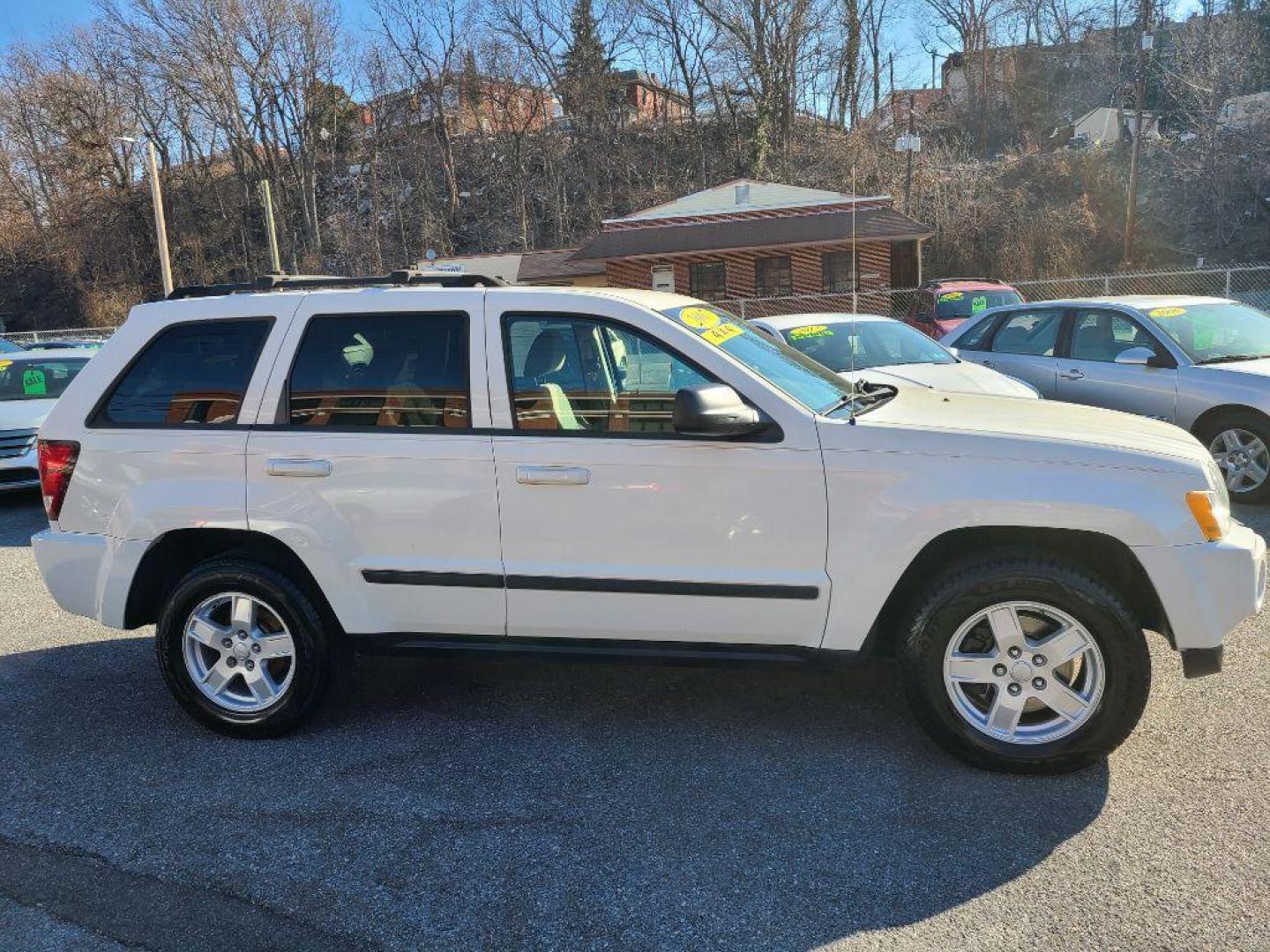 2007 WHITE JEEP GRAND CHEROKEE LAREDO (1J8GR48K37C) with an 3.7L engine, Automatic transmission, located at 117 North Cameron Street, Harrisburg, PA, 17101, (717) 963-8962, 40.267021, -76.875351 - WE FINANCE!!! Good Credit/ Bad Credit/ No Credit - ALL Trade-Ins Welcomed!!! ***Guaranteed Credit Approval*** APPLY ONLINE or CALL us TODAY ;) Internet Prices and Marketplace Prices are SPECIAL discounted ***CASH DEALS*** Retail Prices are higher. Please call us to discuss your cash and finan - Photo#19
