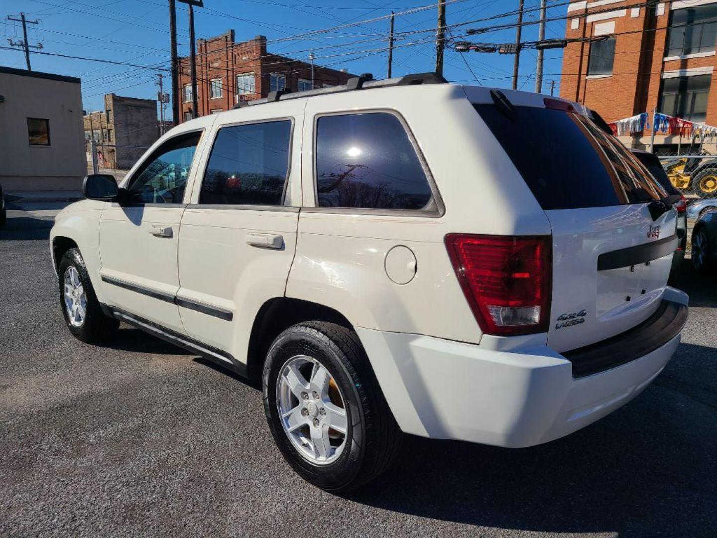 2007 WHITE JEEP GRAND CHEROKEE LAREDO (1J8GR48K37C) with an 3.7L engine, Automatic transmission, located at 117 North Cameron Street, Harrisburg, PA, 17101, (717) 963-8962, 40.267021, -76.875351 - WE FINANCE!!! Good Credit/ Bad Credit/ No Credit - ALL Trade-Ins Welcomed!!! ***Guaranteed Credit Approval*** APPLY ONLINE or CALL us TODAY ;) Internet Prices and Marketplace Prices are SPECIAL discounted ***CASH DEALS*** Retail Prices are higher. Please call us to discuss your cash and finan - Photo#3