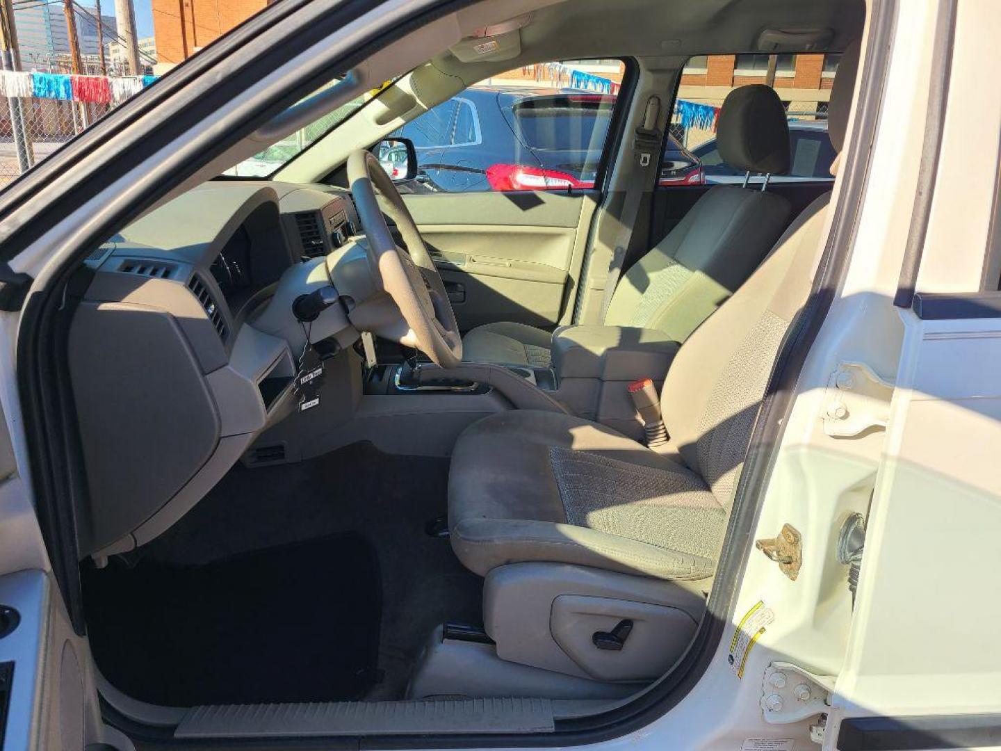 2007 WHITE JEEP GRAND CHEROKEE LAREDO (1J8GR48K37C) with an 3.7L engine, Automatic transmission, located at 117 North Cameron Street, Harrisburg, PA, 17101, (717) 963-8962, 40.267021, -76.875351 - WE FINANCE!!! Good Credit/ Bad Credit/ No Credit - ALL Trade-Ins Welcomed!!! ***Guaranteed Credit Approval*** APPLY ONLINE or CALL us TODAY ;) Internet Prices and Marketplace Prices are SPECIAL discounted ***CASH DEALS*** Retail Prices are higher. Please call us to discuss your cash and finan - Photo#26