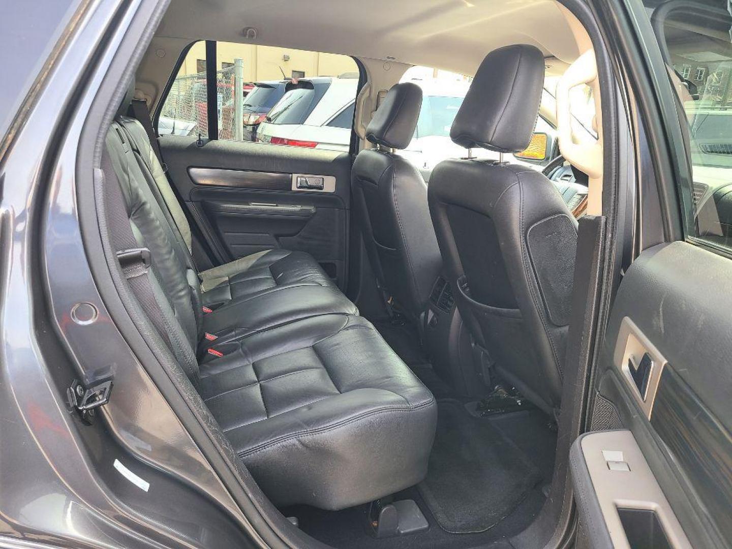 2007 GREY LINCOLN MKX AWD (2LMDU88C17B) with an 3.5L engine, Automatic transmission, located at 117 North Cameron Street, Harrisburg, PA, 17101, (717) 963-8962, 40.267021, -76.875351 - WE FINANCE!!! Good Credit/ Bad Credit/ No Credit - ALL Trade-Ins Welcomed!!! ***Guaranteed Credit Approval*** APPLY ONLINE or CALL us TODAY ;) Internet Prices and Marketplace Prices are SPECIAL discounted ***CASH DEALS*** Retail Prices are higher. Please call us to discuss your cash and finan - Photo#9