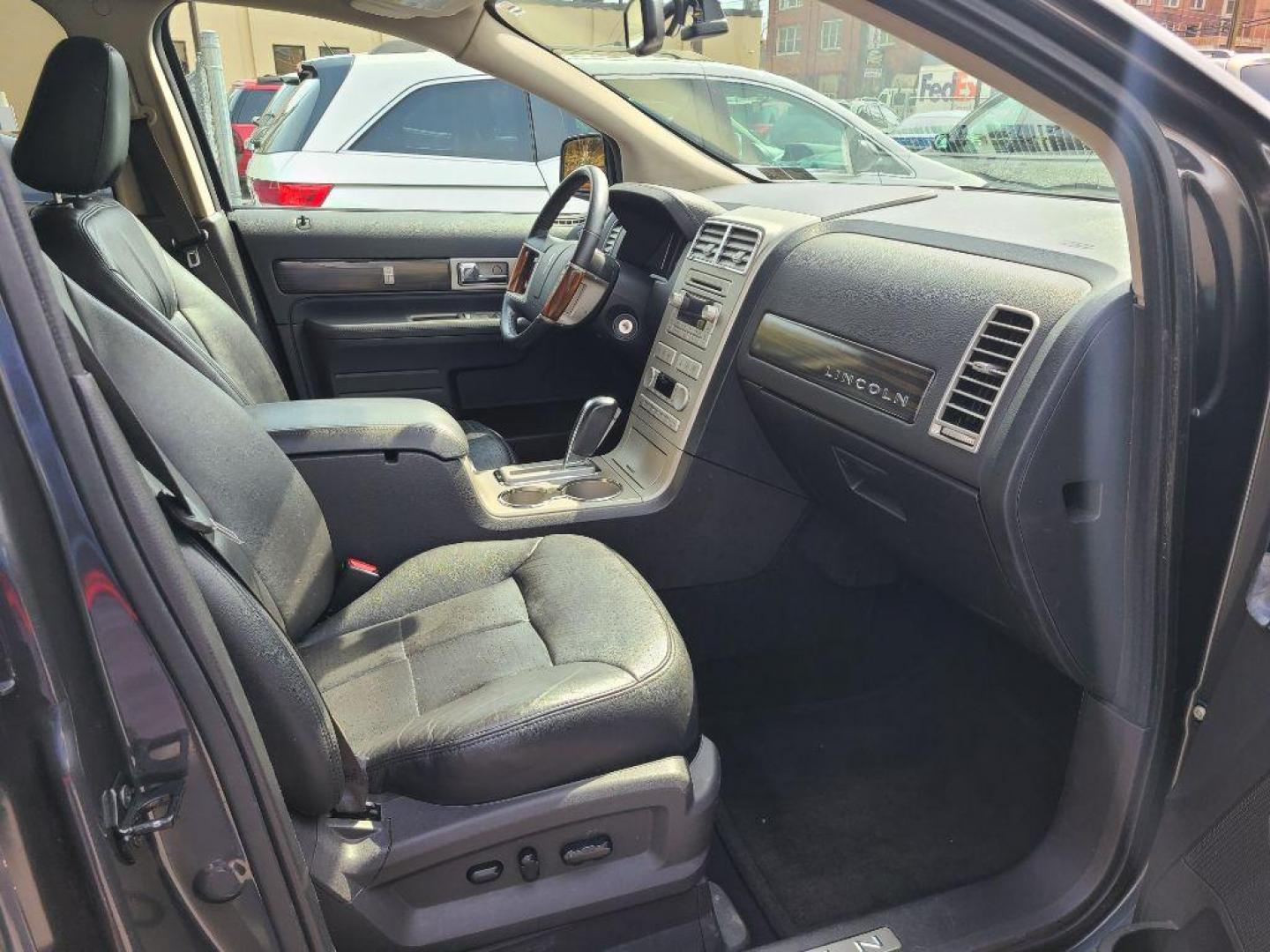 2007 GREY LINCOLN MKX AWD (2LMDU88C17B) with an 3.5L engine, Automatic transmission, located at 117 North Cameron Street, Harrisburg, PA, 17101, (717) 963-8962, 40.267021, -76.875351 - WE FINANCE!!! Good Credit/ Bad Credit/ No Credit - ALL Trade-Ins Welcomed!!! ***Guaranteed Credit Approval*** APPLY ONLINE or CALL us TODAY ;) Internet Prices and Marketplace Prices are SPECIAL discounted ***CASH DEALS*** Retail Prices are higher. Please call us to discuss your cash and finan - Photo#12