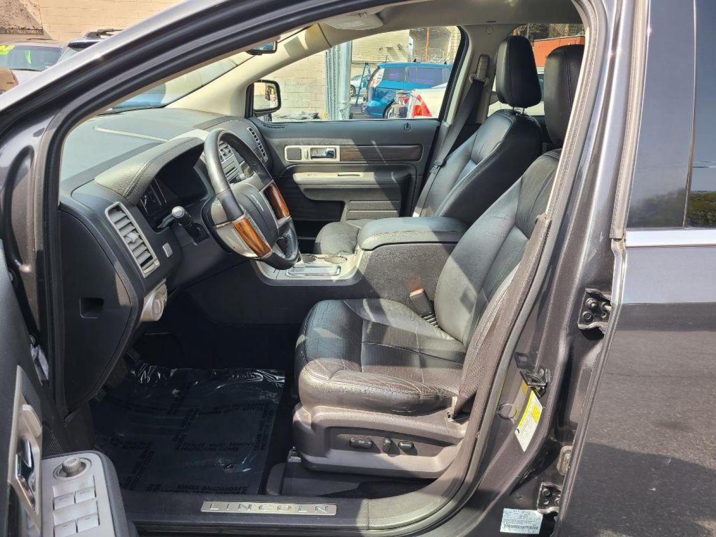 2007 GREY LINCOLN MKX AWD (2LMDU88C17B) with an 3.5L engine, Automatic transmission, located at 117 North Cameron Street, Harrisburg, PA, 17101, (717) 963-8962, 40.267021, -76.875351 - WE FINANCE!!! Good Credit/ Bad Credit/ No Credit - ALL Trade-Ins Welcomed!!! ***Guaranteed Credit Approval*** APPLY ONLINE or CALL us TODAY ;) Internet Prices and Marketplace Prices are SPECIAL discounted ***CASH DEALS*** Retail Prices are higher. Please call us to discuss your cash and finan - Photo#13