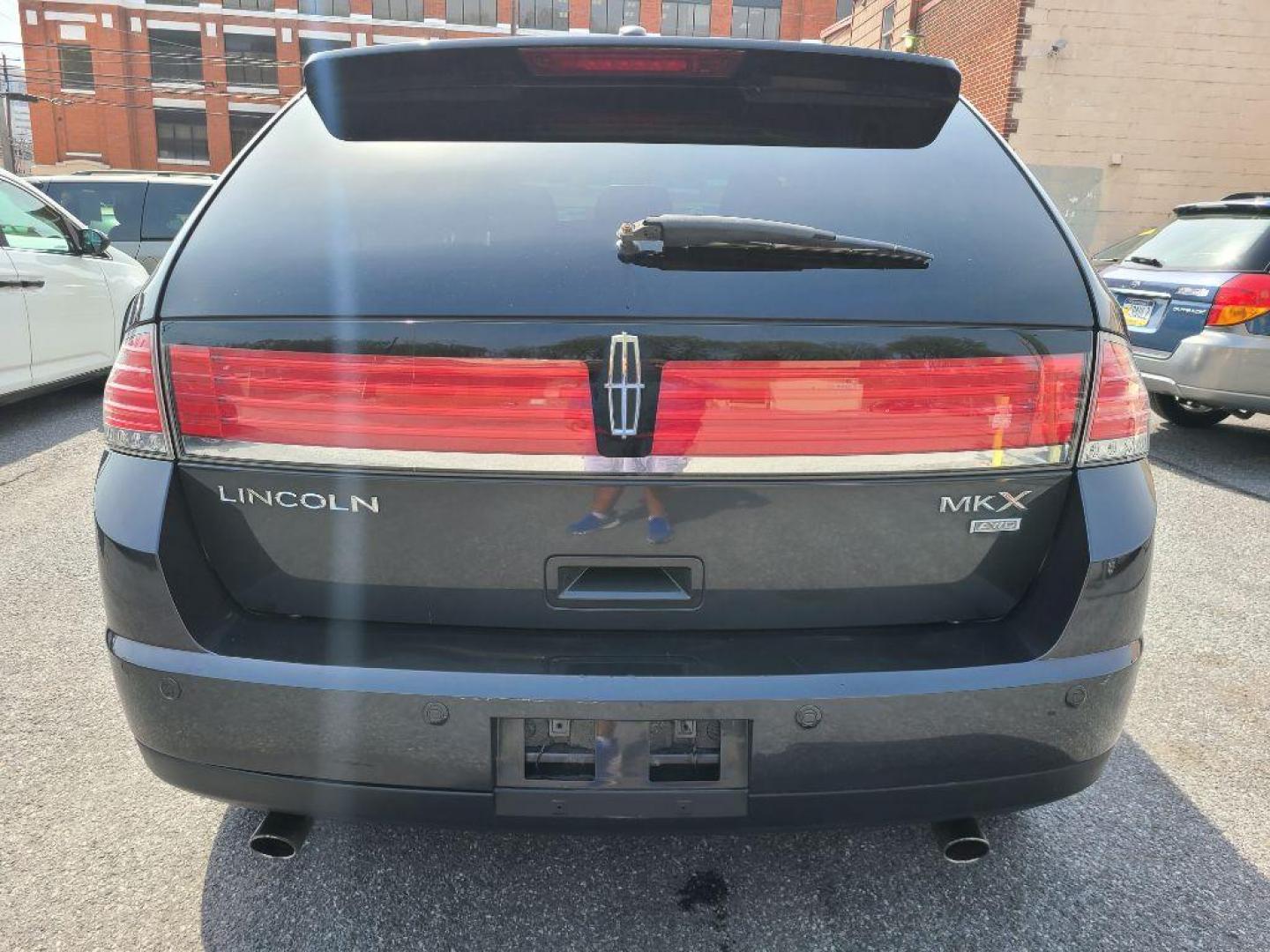 2007 GREY LINCOLN MKX AWD (2LMDU88C17B) with an 3.5L engine, Automatic transmission, located at 117 North Cameron Street, Harrisburg, PA, 17101, (717) 963-8962, 40.267021, -76.875351 - WE FINANCE!!! Good Credit/ Bad Credit/ No Credit - ALL Trade-Ins Welcomed!!! ***Guaranteed Credit Approval*** APPLY ONLINE or CALL us TODAY ;) Internet Prices and Marketplace Prices are SPECIAL discounted ***CASH DEALS*** Retail Prices are higher. Please call us to discuss your cash and finan - Photo#5