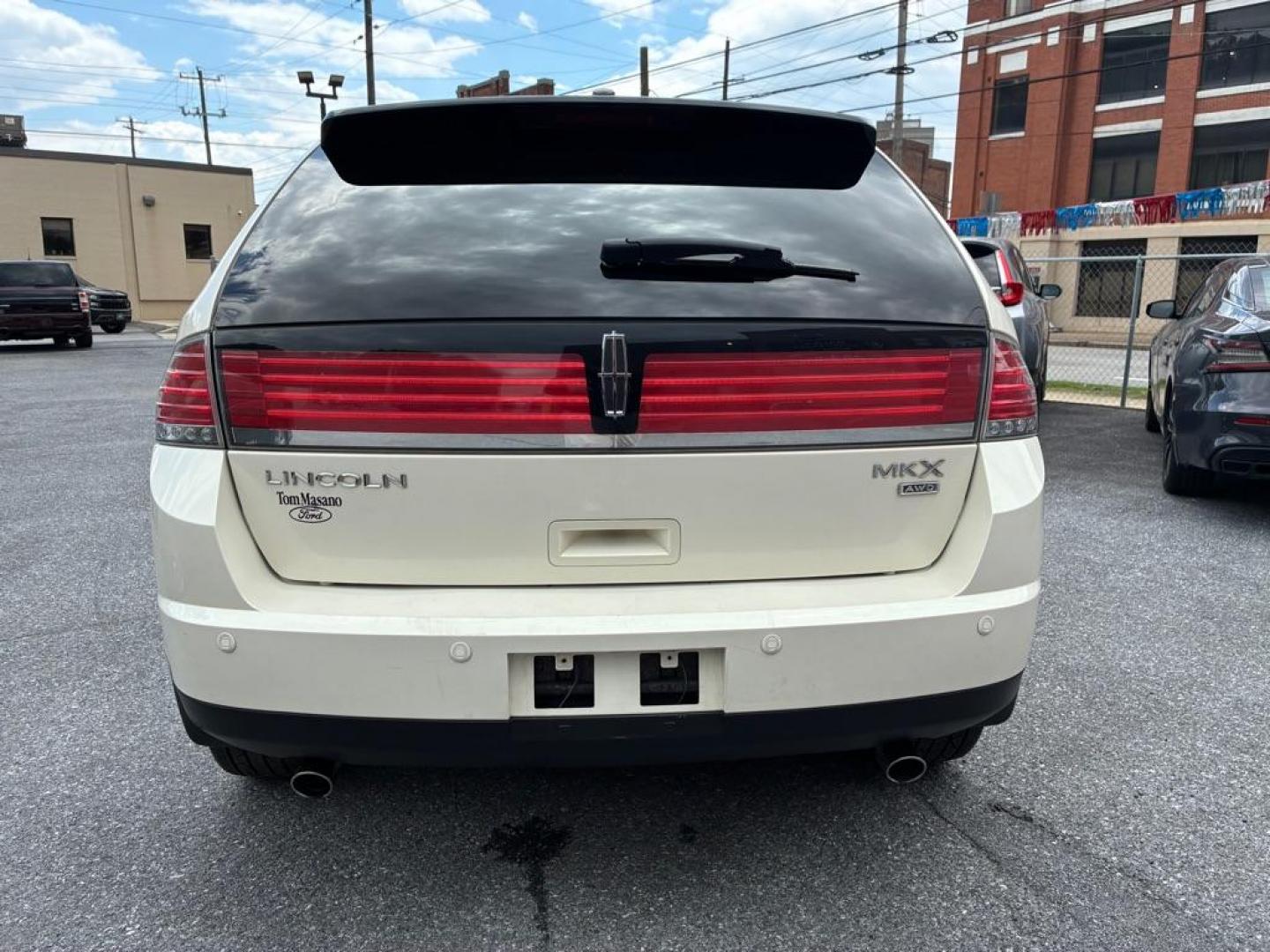 2007 WHITE LINCOLN MKX (2LMDU88C77B) with an 3.5L engine, Automatic transmission, located at 117 North Cameron Street, Harrisburg, PA, 17101, (717) 963-8962, 40.267021, -76.875351 - Photo#3