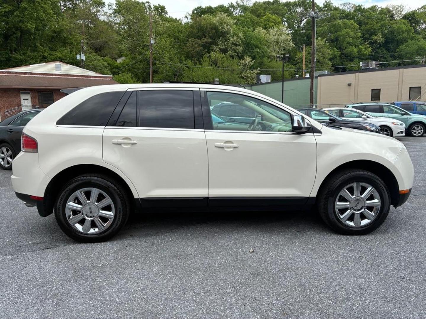 2007 WHITE LINCOLN MKX (2LMDU88C77B) with an 3.5L engine, Automatic transmission, located at 117 North Cameron Street, Harrisburg, PA, 17101, (717) 963-8962, 40.267021, -76.875351 - Photo#5