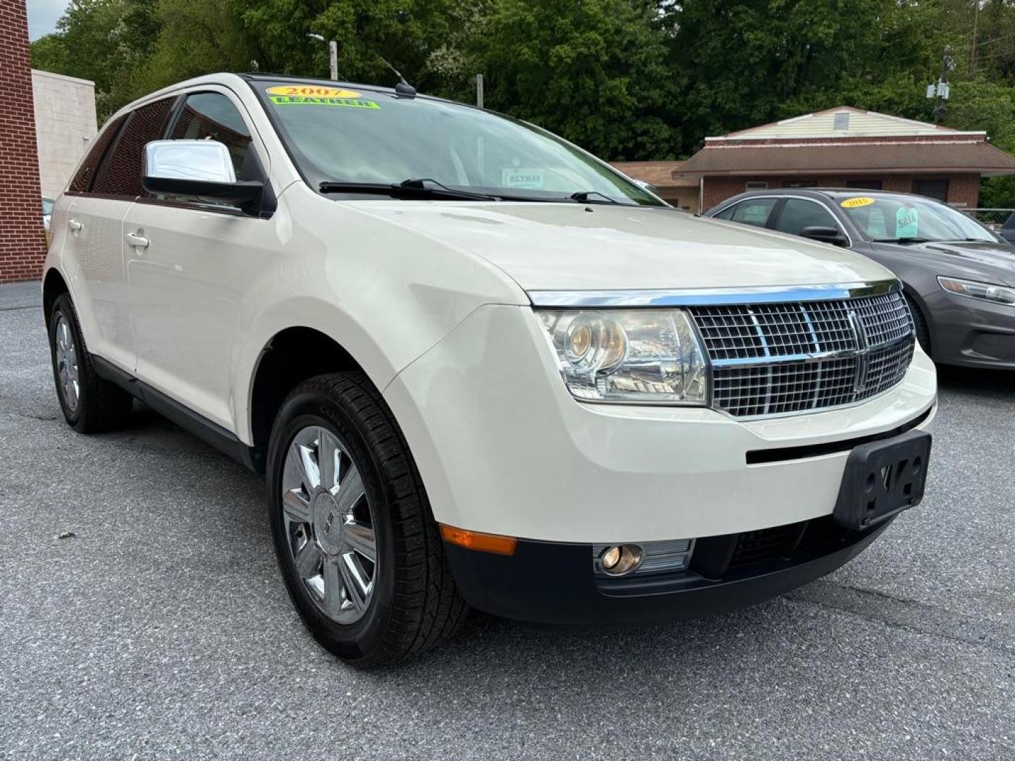 2007 WHITE LINCOLN MKX (2LMDU88C77B) with an 3.5L engine, Automatic transmission, located at 117 North Cameron Street, Harrisburg, PA, 17101, (717) 963-8962, 40.267021, -76.875351 - Photo#6