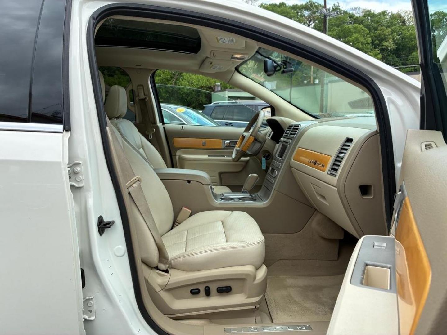 2007 WHITE LINCOLN MKX (2LMDU88C77B) with an 3.5L engine, Automatic transmission, located at 117 North Cameron Street, Harrisburg, PA, 17101, (717) 963-8962, 40.267021, -76.875351 - Photo#8