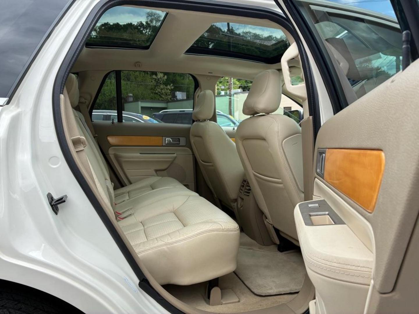 2007 WHITE LINCOLN MKX (2LMDU88C77B) with an 3.5L engine, Automatic transmission, located at 117 North Cameron Street, Harrisburg, PA, 17101, (717) 963-8962, 40.267021, -76.875351 - Photo#9