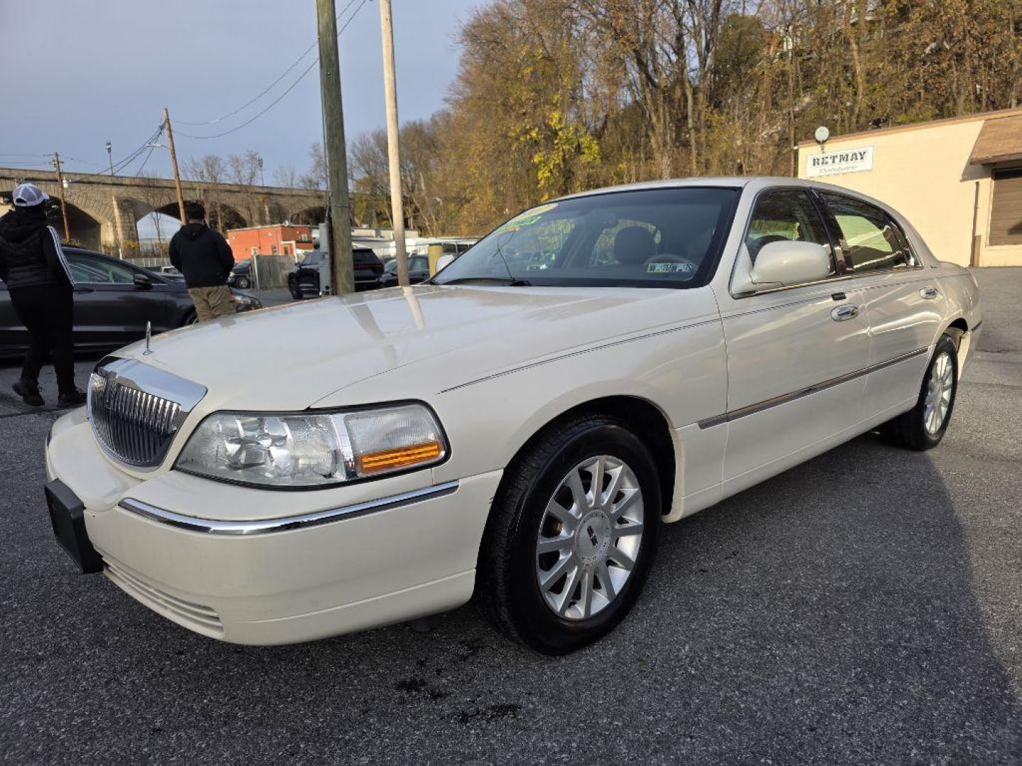 2007 WHITE LINCOLN TOWN CAR SIGNATURE (1LNHM81W77Y) with an 4.6L engine, Automatic transmission, located at 117 North Cameron Street, Harrisburg, PA, 17101, (717) 963-8962, 40.267021, -76.875351 - WE FINANCE!!! Good Credit/ Bad Credit/ No Credit - ALL Trade-Ins Welcomed!!! ***Guaranteed Credit Approval*** APPLY ONLINE or CALL us TODAY ;) Please call us to discuss your cash and financing options. - Photo#0