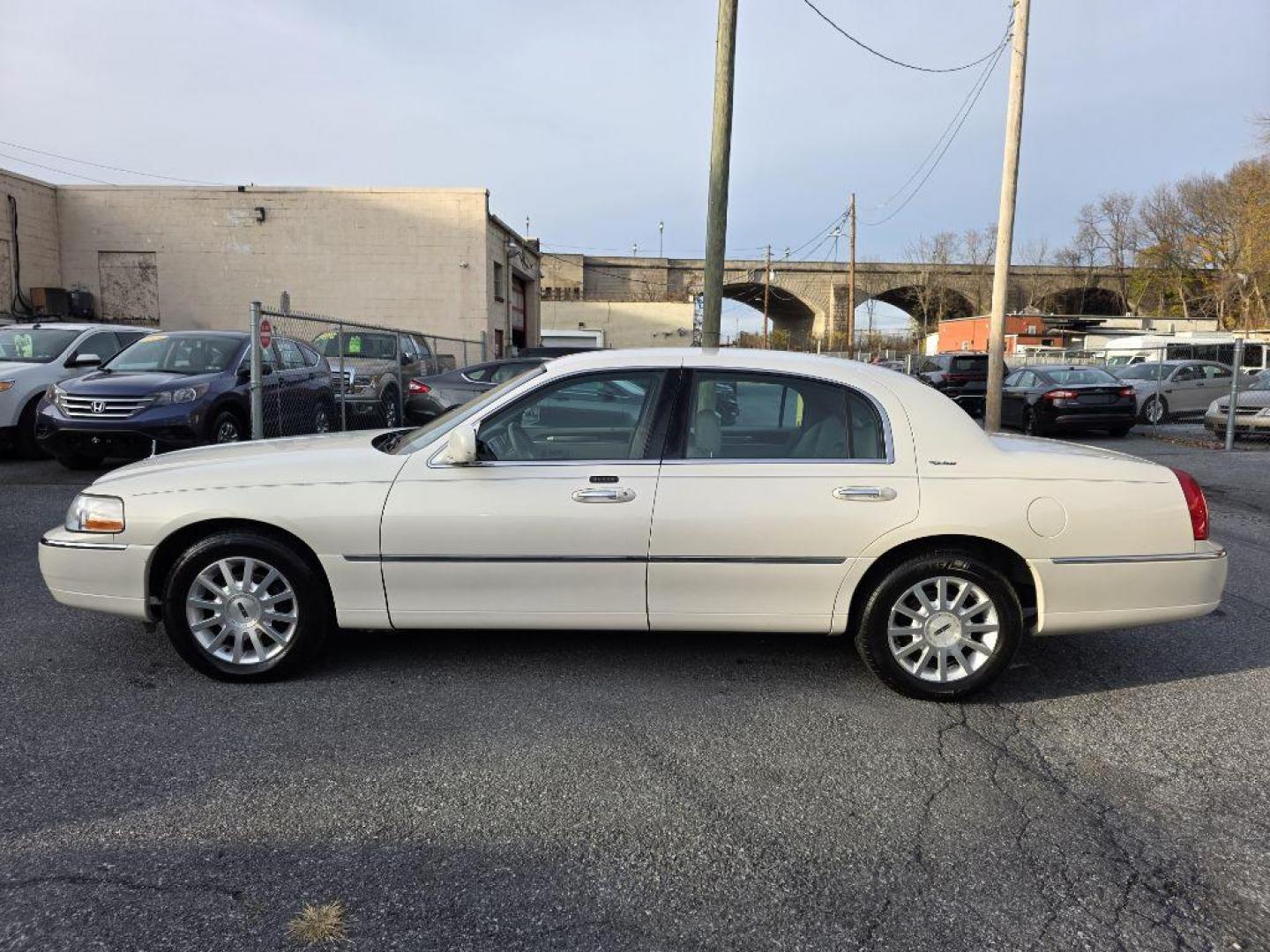 2007 WHITE LINCOLN TOWN CAR SIGNATURE (1LNHM81W77Y) with an 4.6L engine, Automatic transmission, located at 117 North Cameron Street, Harrisburg, PA, 17101, (717) 963-8962, 40.267021, -76.875351 - WE FINANCE!!! Good Credit/ Bad Credit/ No Credit - ALL Trade-Ins Welcomed!!! ***Guaranteed Credit Approval*** APPLY ONLINE or CALL us TODAY ;) Please call us to discuss your cash and financing options. - Photo#1