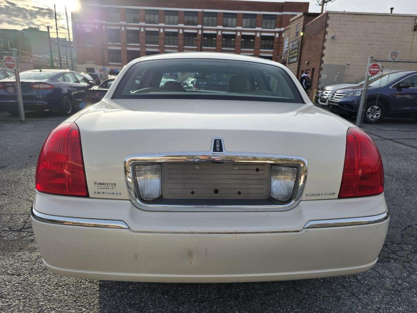 2007 WHITE LINCOLN TOWN CAR SIGNATURE (1LNHM81W77Y) with an 4.6L engine, Automatic transmission, located at 117 North Cameron Street, Harrisburg, PA, 17101, (717) 963-8962, 40.267021, -76.875351 - WE FINANCE!!! Good Credit/ Bad Credit/ No Credit - ALL Trade-Ins Welcomed!!! ***Guaranteed Credit Approval*** APPLY ONLINE or CALL us TODAY ;) Please call us to discuss your cash and financing options. - Photo#3
