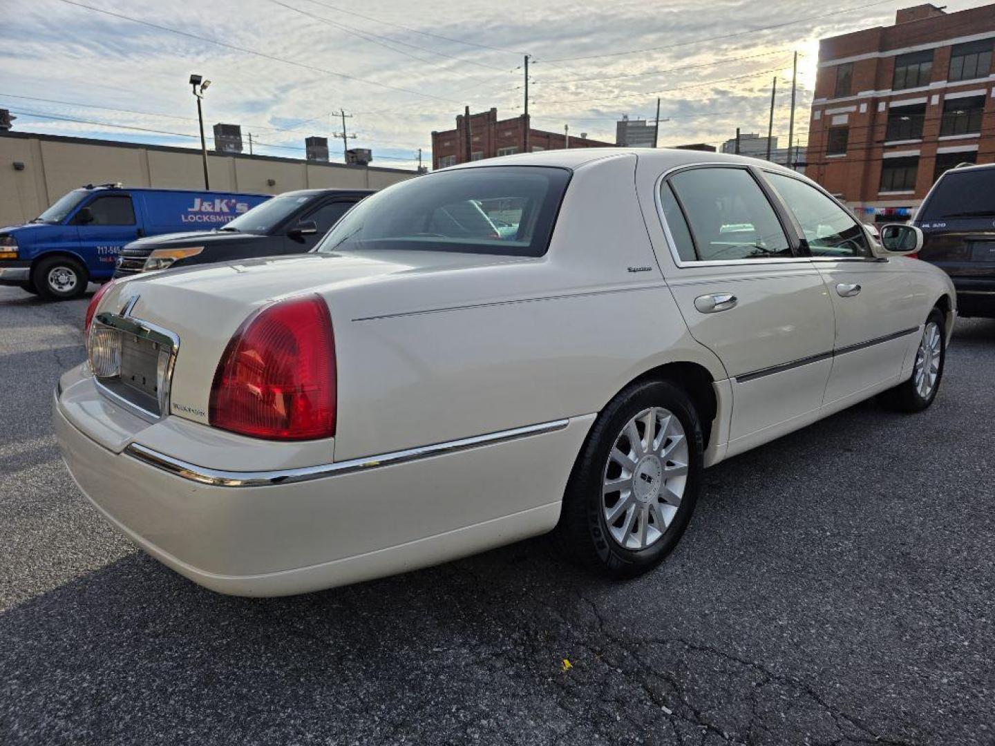 2007 WHITE LINCOLN TOWN CAR SIGNATURE (1LNHM81W77Y) with an 4.6L engine, Automatic transmission, located at 117 North Cameron Street, Harrisburg, PA, 17101, (717) 963-8962, 40.267021, -76.875351 - WE FINANCE!!! Good Credit/ Bad Credit/ No Credit - ALL Trade-Ins Welcomed!!! ***Guaranteed Credit Approval*** APPLY ONLINE or CALL us TODAY ;) Please call us to discuss your cash and financing options. - Photo#4