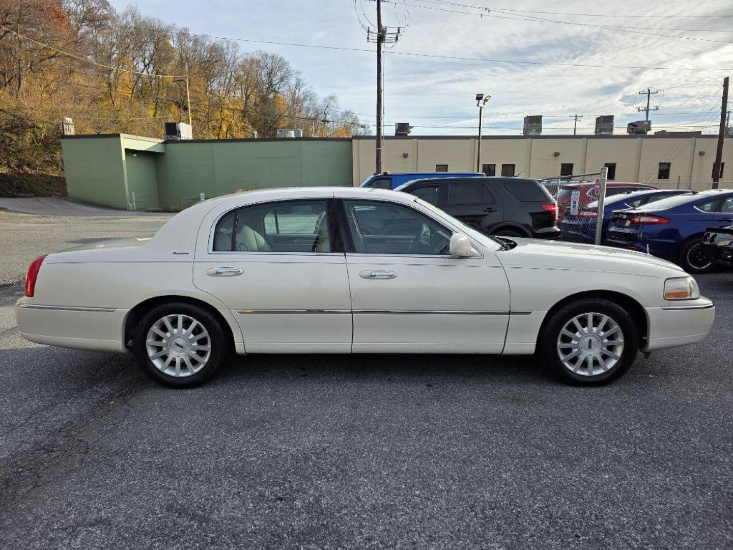 2007 WHITE LINCOLN TOWN CAR SIGNATURE (1LNHM81W77Y) with an 4.6L engine, Automatic transmission, located at 117 North Cameron Street, Harrisburg, PA, 17101, (717) 963-8962, 40.267021, -76.875351 - WE FINANCE!!! Good Credit/ Bad Credit/ No Credit - ALL Trade-Ins Welcomed!!! ***Guaranteed Credit Approval*** APPLY ONLINE or CALL us TODAY ;) Please call us to discuss your cash and financing options. - Photo#5