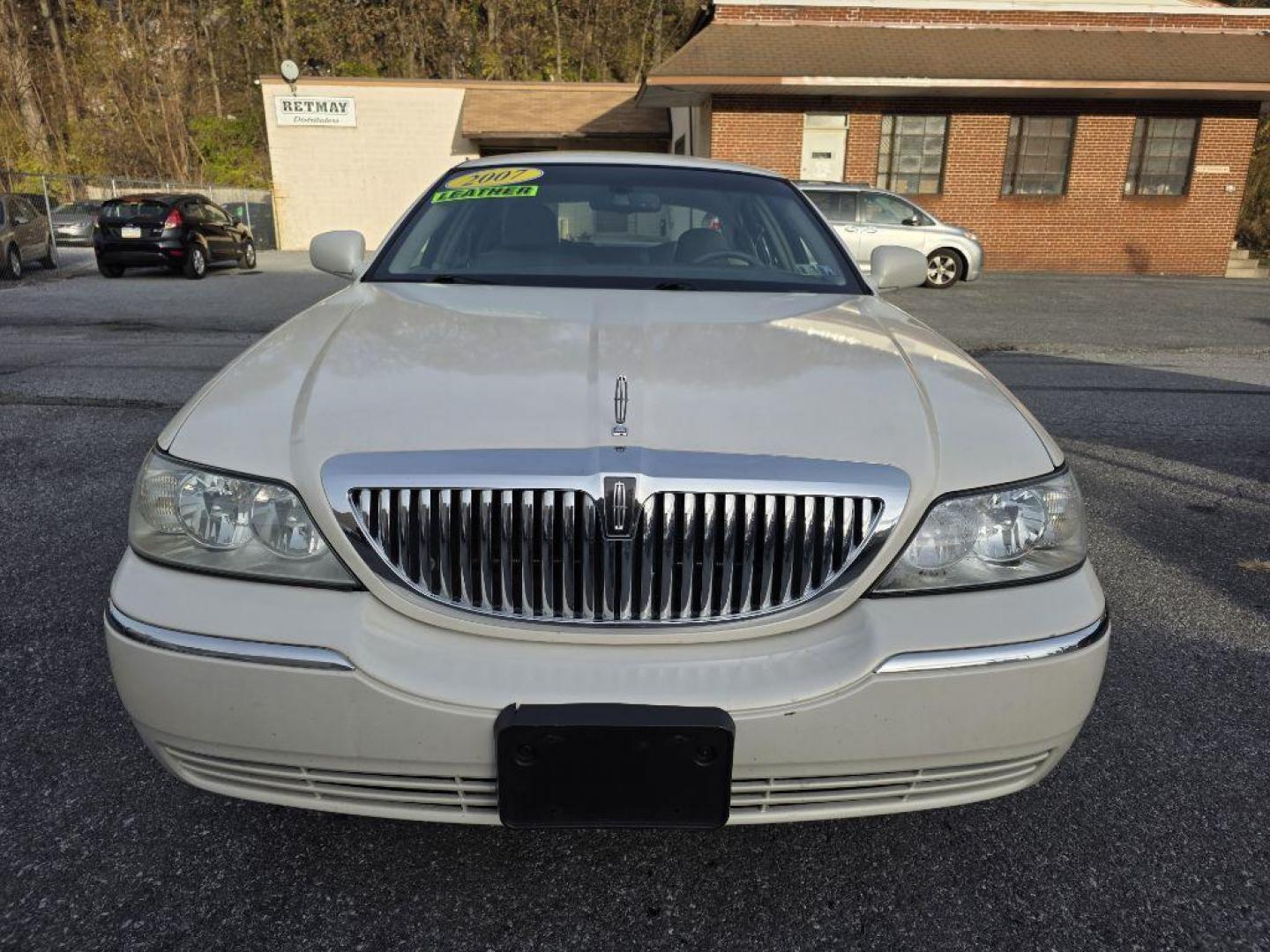 2007 WHITE LINCOLN TOWN CAR SIGNATURE (1LNHM81W77Y) with an 4.6L engine, Automatic transmission, located at 117 North Cameron Street, Harrisburg, PA, 17101, (717) 963-8962, 40.267021, -76.875351 - WE FINANCE!!! Good Credit/ Bad Credit/ No Credit - ALL Trade-Ins Welcomed!!! ***Guaranteed Credit Approval*** APPLY ONLINE or CALL us TODAY ;) Please call us to discuss your cash and financing options. - Photo#7