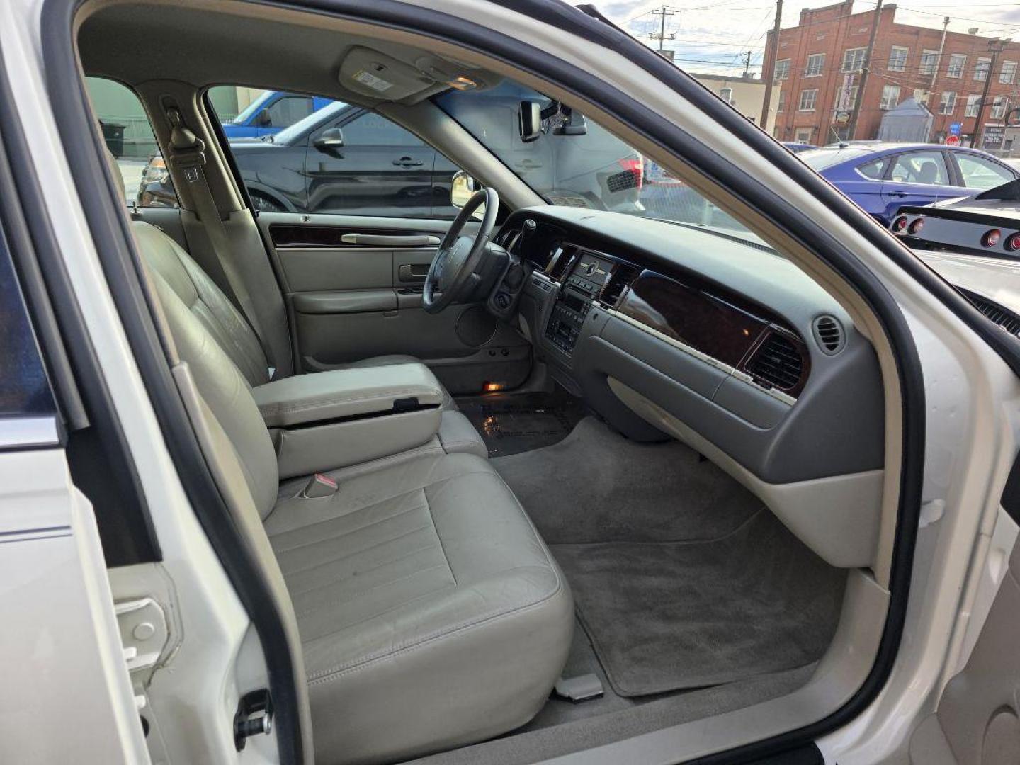 2007 WHITE LINCOLN TOWN CAR SIGNATURE (1LNHM81W77Y) with an 4.6L engine, Automatic transmission, located at 117 North Cameron Street, Harrisburg, PA, 17101, (717) 963-8962, 40.267021, -76.875351 - WE FINANCE!!! Good Credit/ Bad Credit/ No Credit - ALL Trade-Ins Welcomed!!! ***Guaranteed Credit Approval*** APPLY ONLINE or CALL us TODAY ;) Please call us to discuss your cash and financing options. - Photo#8