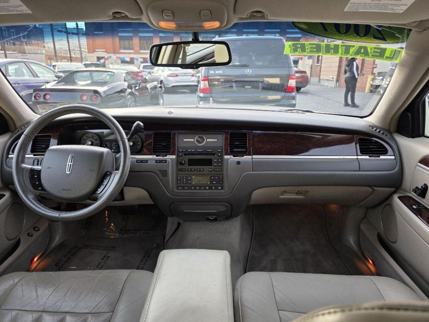 2007 WHITE LINCOLN TOWN CAR SIGNATURE (1LNHM81W77Y) with an 4.6L engine, Automatic transmission, located at 117 North Cameron Street, Harrisburg, PA, 17101, (717) 963-8962, 40.267021, -76.875351 - WE FINANCE!!! Good Credit/ Bad Credit/ No Credit - ALL Trade-Ins Welcomed!!! ***Guaranteed Credit Approval*** APPLY ONLINE or CALL us TODAY ;) Please call us to discuss your cash and financing options. - Photo#9