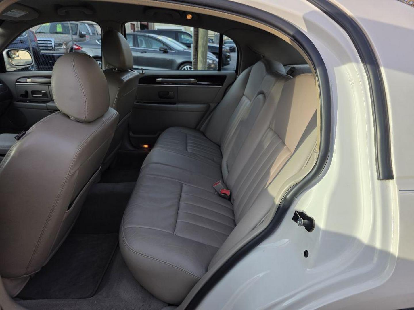 2007 WHITE LINCOLN TOWN CAR SIGNATURE (1LNHM81W77Y) with an 4.6L engine, Automatic transmission, located at 117 North Cameron Street, Harrisburg, PA, 17101, (717) 963-8962, 40.267021, -76.875351 - WE FINANCE!!! Good Credit/ Bad Credit/ No Credit - ALL Trade-Ins Welcomed!!! ***Guaranteed Credit Approval*** APPLY ONLINE or CALL us TODAY ;) Please call us to discuss your cash and financing options. - Photo#11