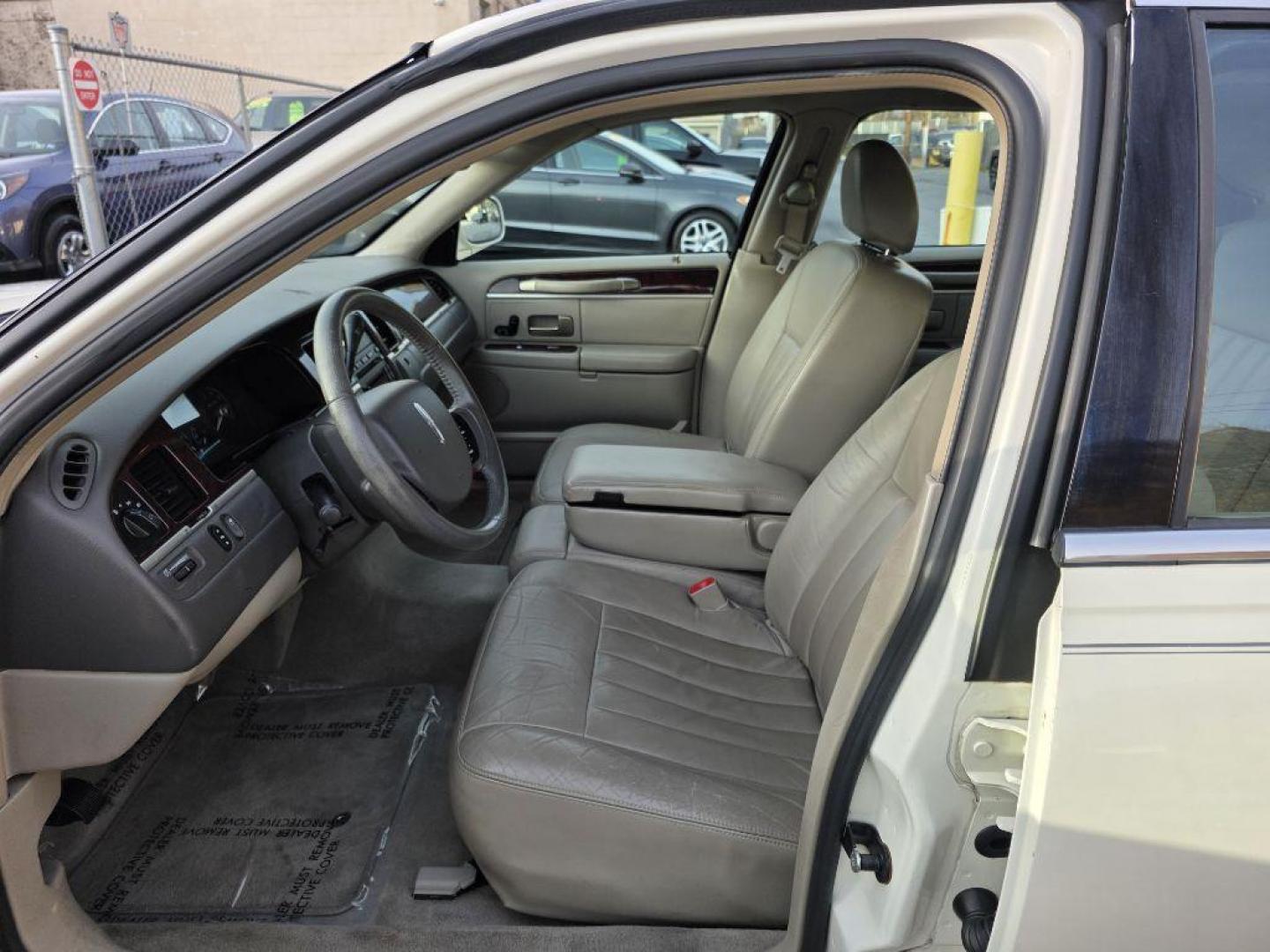 2007 WHITE LINCOLN TOWN CAR SIGNATURE (1LNHM81W77Y) with an 4.6L engine, Automatic transmission, located at 117 North Cameron Street, Harrisburg, PA, 17101, (717) 963-8962, 40.267021, -76.875351 - WE FINANCE!!! Good Credit/ Bad Credit/ No Credit - ALL Trade-Ins Welcomed!!! ***Guaranteed Credit Approval*** APPLY ONLINE or CALL us TODAY ;) Please call us to discuss your cash and financing options. - Photo#12