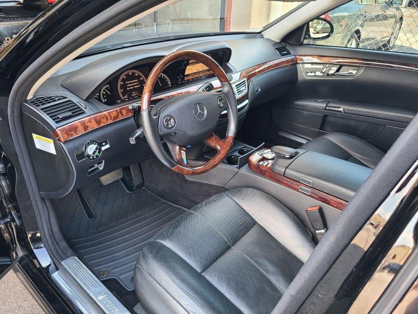 2007 BLACK MERCEDES-BENZ S-CLASS S550 (WDDNG71X67A) with an 5.5L engine, Automatic transmission, located at 117 North Cameron Street, Harrisburg, PA, 17101, (717) 963-8962, 40.267021, -76.875351 - WE FINANCE!!! Good Credit/ Bad Credit/ No Credit - ALL Trade-Ins Welcomed!!! ***Guaranteed Credit Approval*** APPLY ONLINE or CALL us TODAY ;) Internet Prices and Marketplace Prices are SPECIAL discounted ***CASH DEALS*** Retail Prices are higher. Please call us to discuss your cash and finan - Photo#11